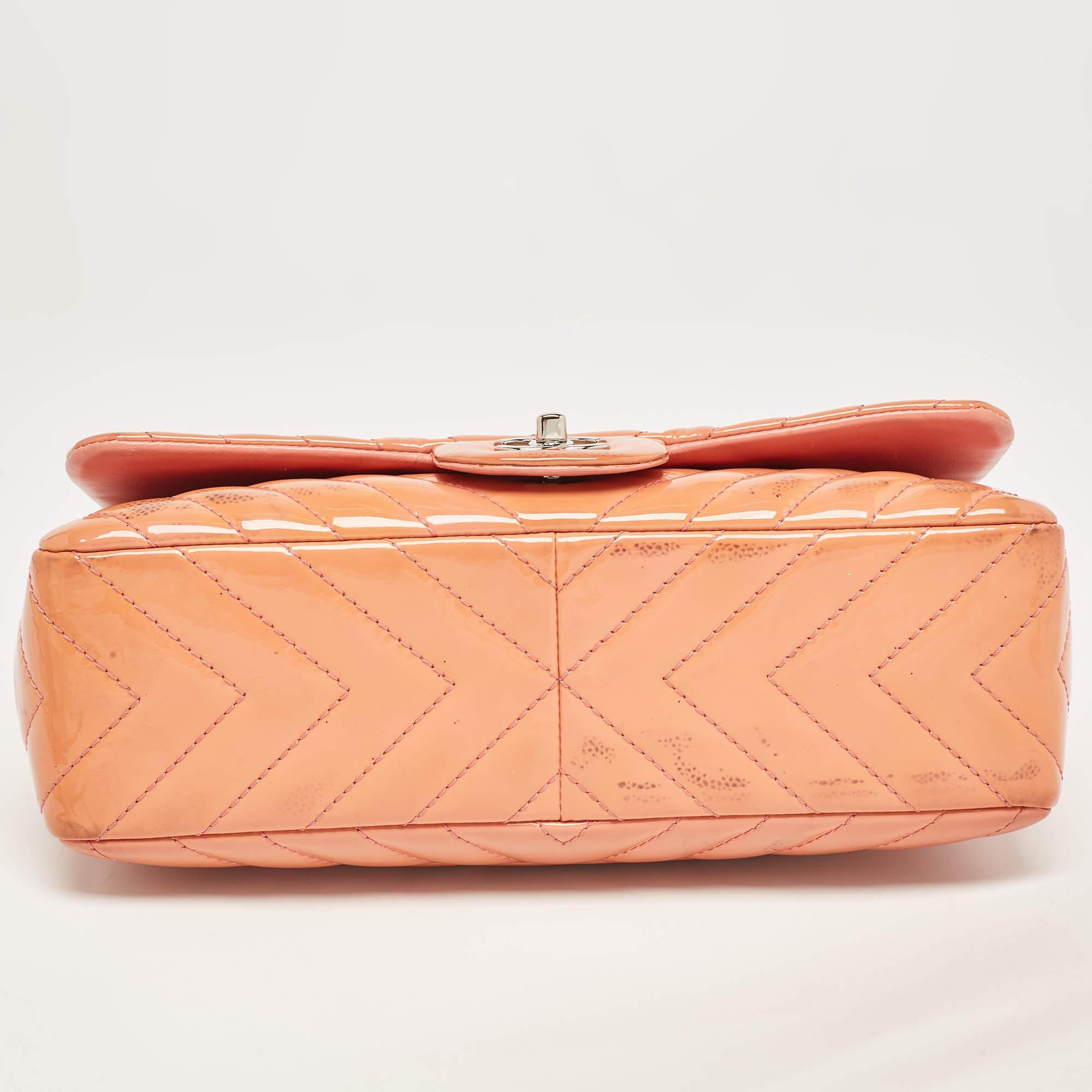 De las mujeres Chanel Rosa Chevron Charol Jumbo Classic Leather Bolso Solapa Simple en venta