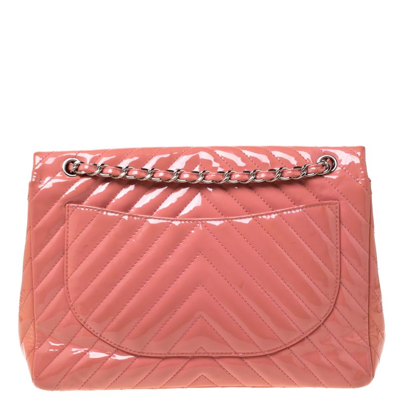 We are in absolute awe of this Classic Single Flap bag from Chanel as it is appealing in a surreal way. Crafted from patent leather it features the iconic chevron quilted pattern. It has a chain and leather interwoven strap along with the CC twist