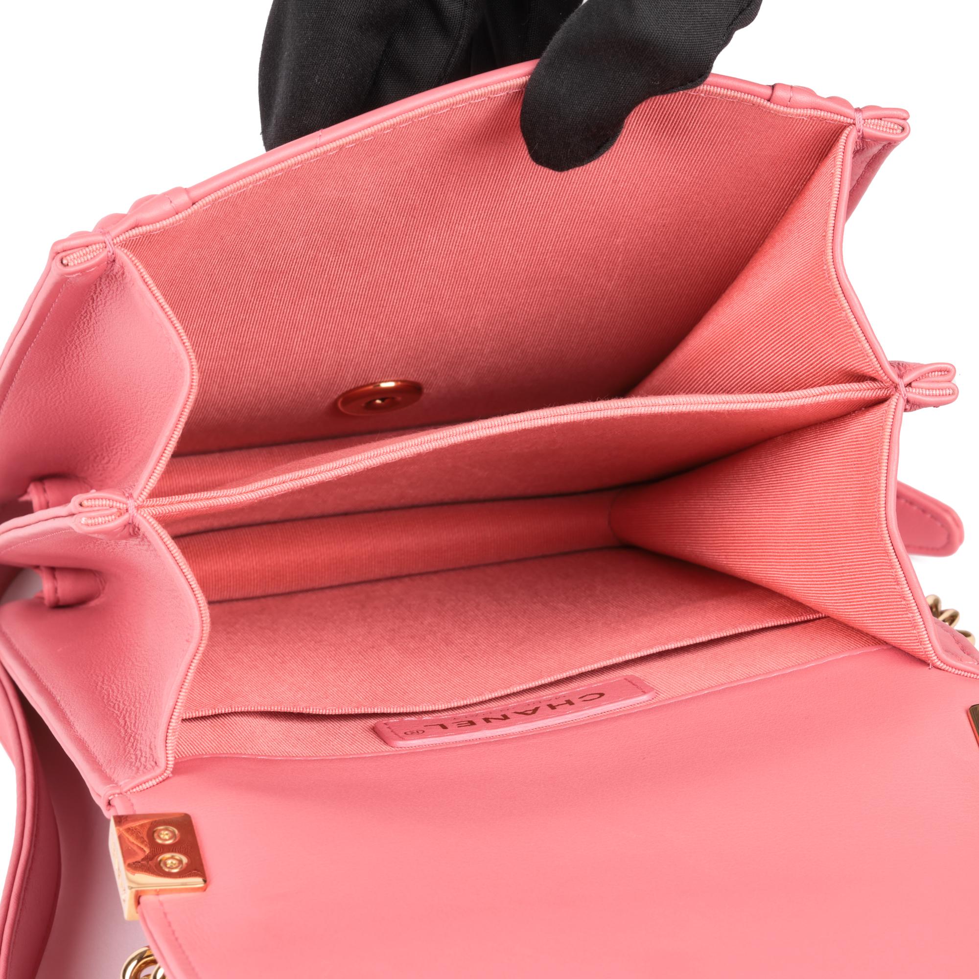 CHANEL Piel de cordero acolchada Chevron rosa Le Boy Norte-Sur en venta 4