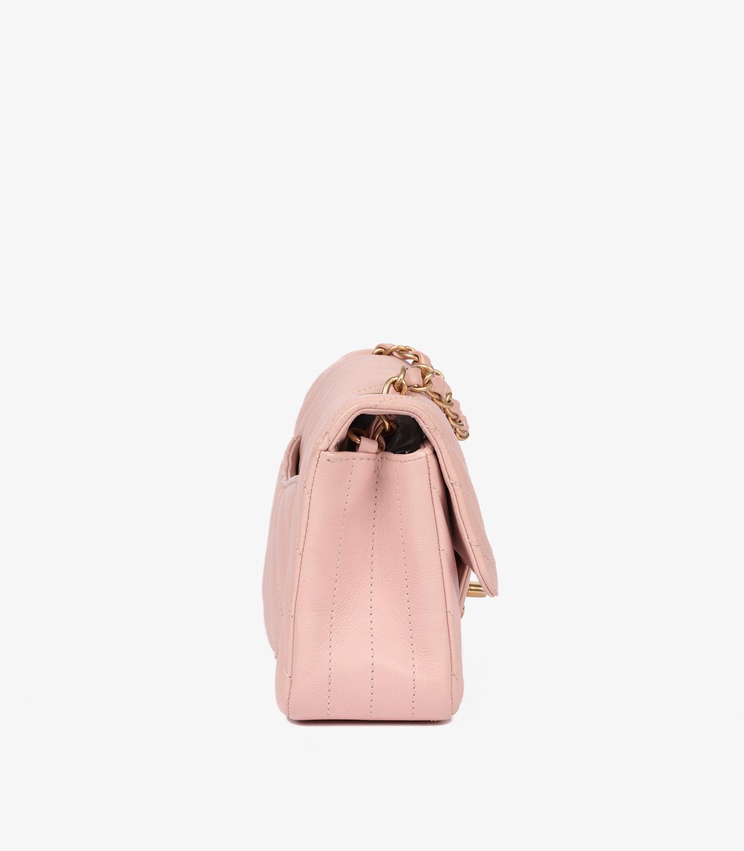 Beige Mini sac à rabat rectangulaire Chanel rose chevron matelassé cuir caviar lavé en vente
