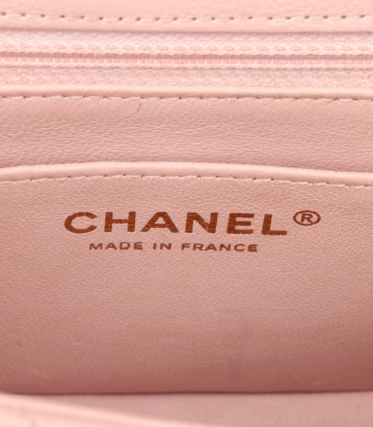 Mini sac à rabat rectangulaire Chanel rose chevron matelassé cuir caviar lavé en vente 3