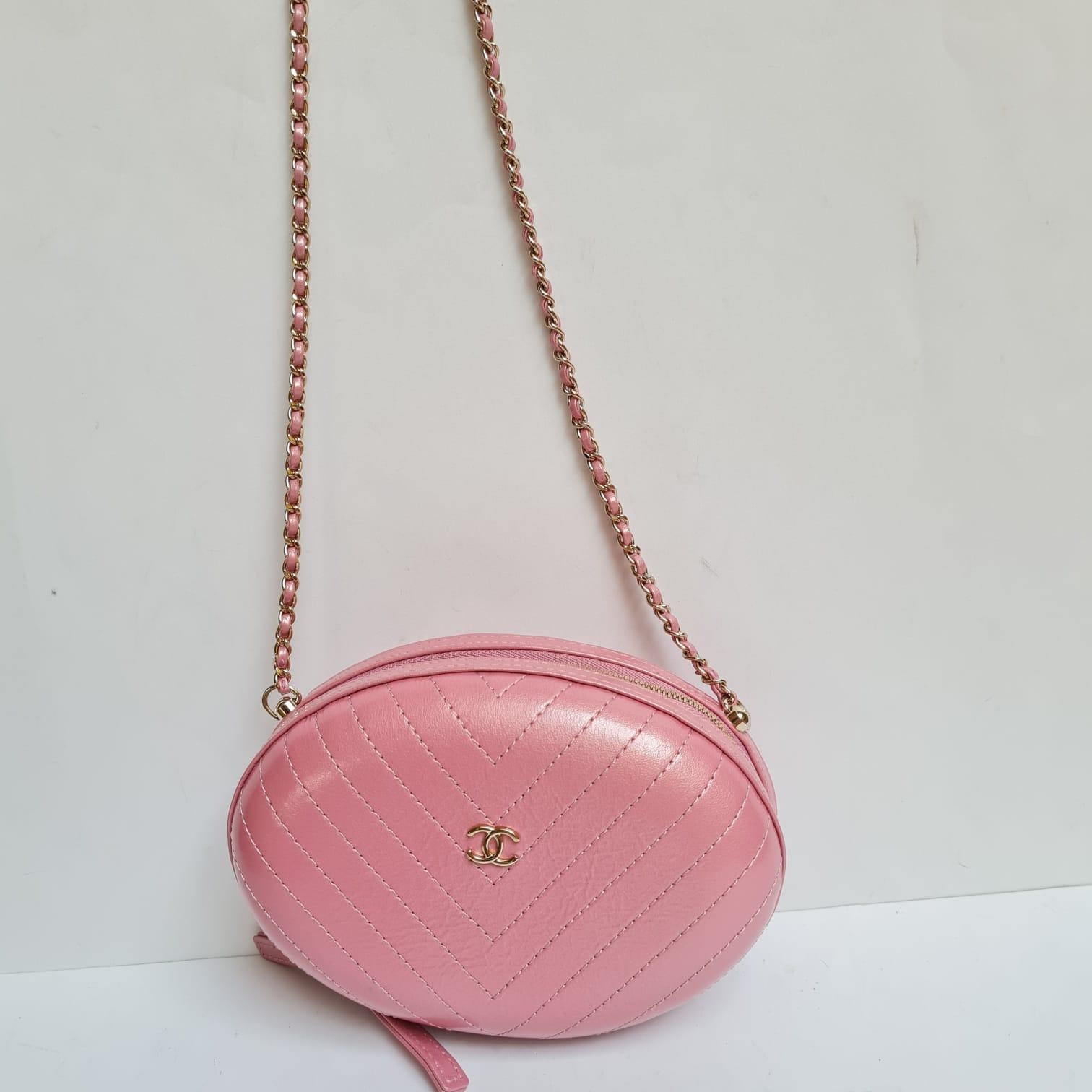 Chanel Pink Chevron Stitched Ellipse Crossbody Bag In Excellent Condition For Sale In Jakarta, Daerah Khusus Ibukota Jakarta