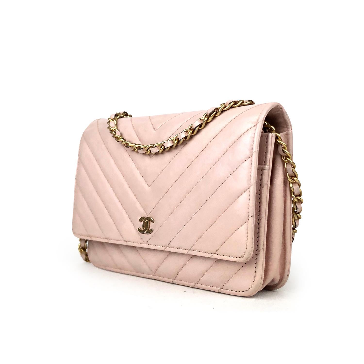 Pink chevron-quilted lambskin Chanel Wallet On Chain crossbody bag with

– Gold-tone hardware
– Chain-link and leather shoulder strap
– Single slip pocket at exterior back
– Single zip pocket at under flap, three compartments; one with zip closure,