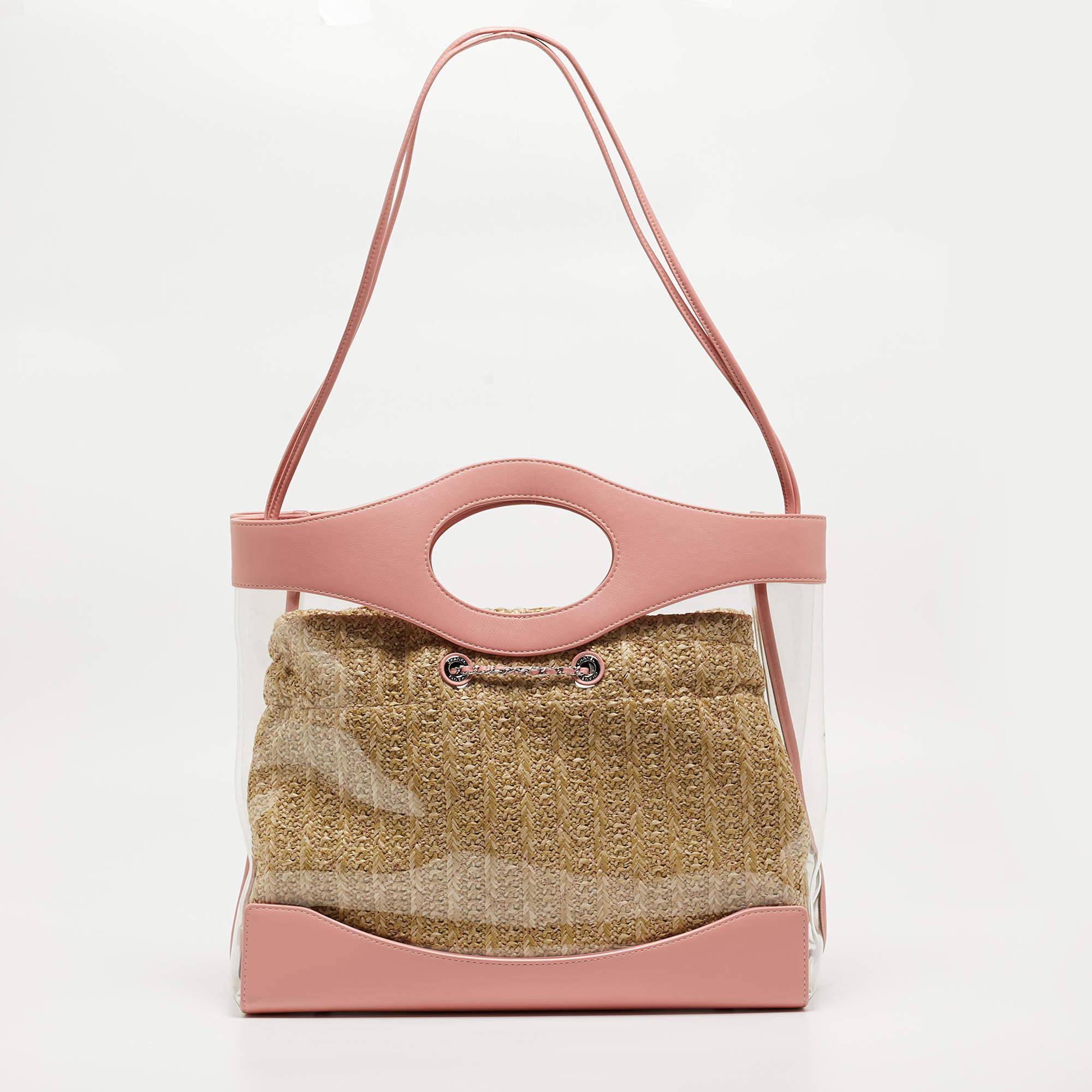 Le sac de shopping Chanel 31 respire l'élégance moderne. Le corps en PVC transparent recouvre une silhouette en osier. Les poignées et les garnitures en cuir ajoutent une touche luxueuse, tandis que l'intérieur spacieux en fait un compagnon chic et