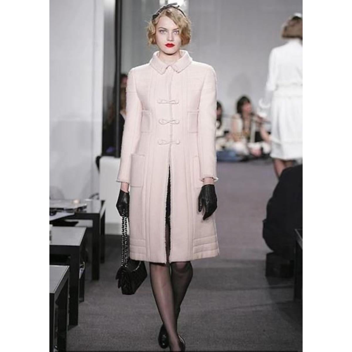 CHANEL abrigo rosa
Pre otoño 2006 París Nueva York
100% lana
Forro 100% seda
Talla FR 40
Fabricado en Francia
Medidas planas:
Longitud cm. 105
Hombros cm. 40
Busto cm. 45
Manga cm. 59
Excelente estado