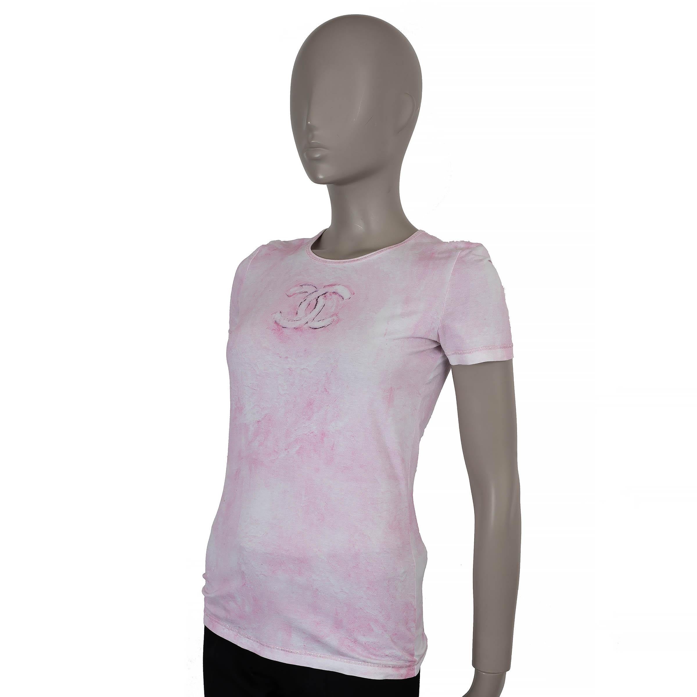 Dieses 100% authentische Chanel T-Shirt aus rosa und weißem Batik-Jersey mit 6% Elasthan ist in einer taillierten Silhouette mit längerer Länge gefertigt. Das Modell mit klassischem Rundhalsausschnitt und kurzen Ärmeln ist mit dem kultigen CC-Logo