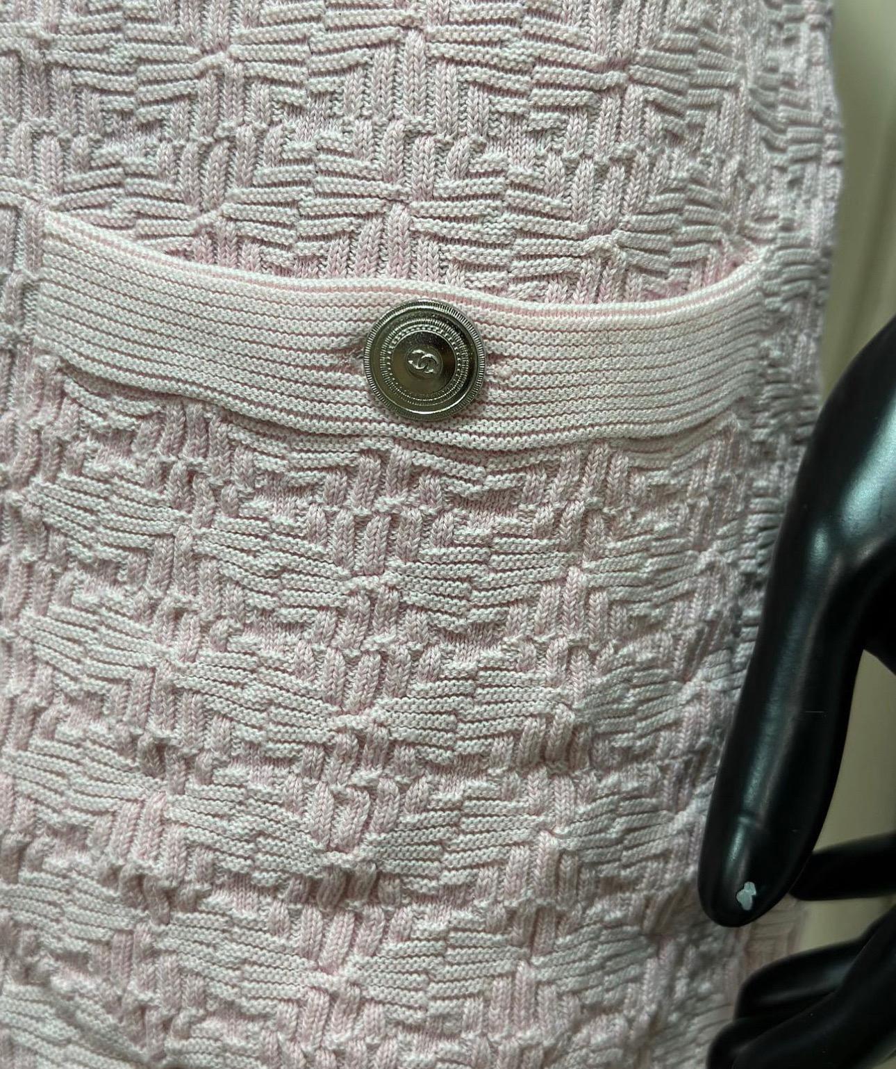 Chanel Cotton Knitted Dress

Baby pink dress with silver' 'CC' logo buttons to the shoulders and pockets.

Size - 44 FR

Condition - Very Good

Composition - Cotton 