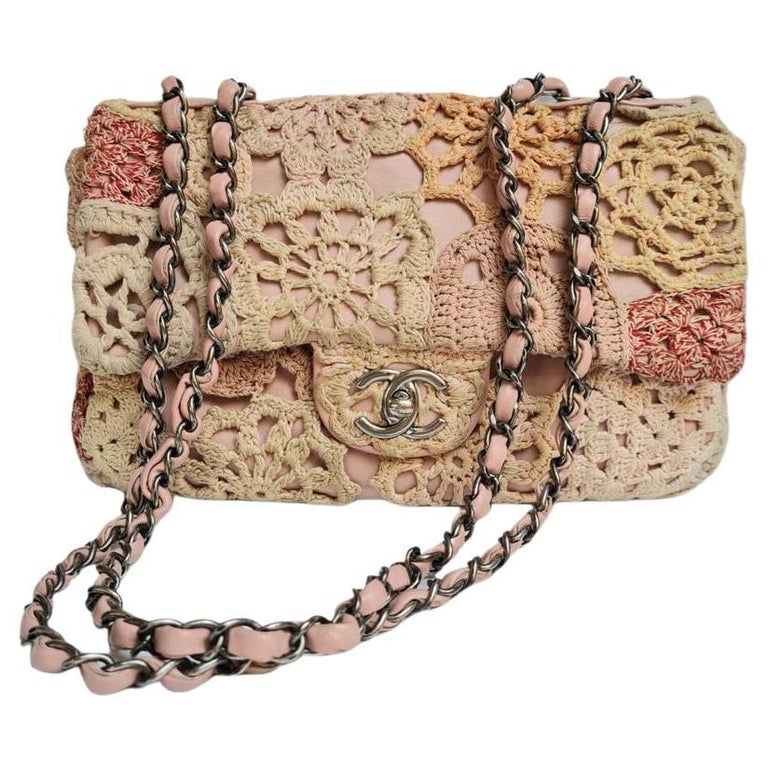 Chanel - Sac à rabat moyen en crochet rose En vente sur 1stDibs