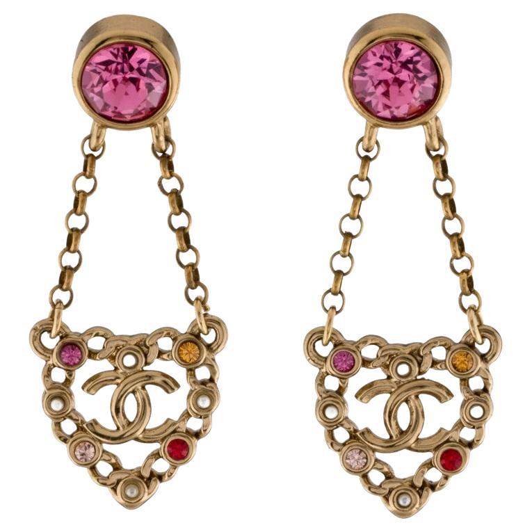Orecchini a cuore Chanel con cristalli rosa e perle finte in oro CC