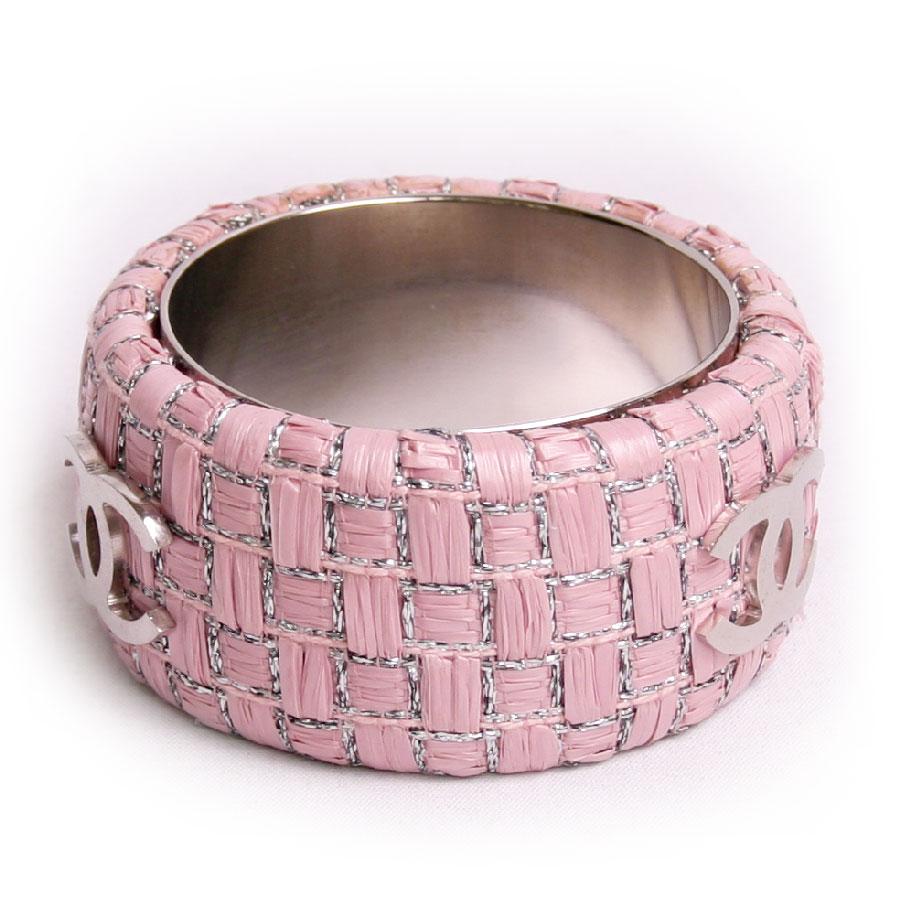 Light pink cuff in raffia, lurex and silver metal, sewn with silver threads. 
Good condition.
Dimensions: height 4 cm - thickness 0.9 cm - diameter: 6.5 cm.
The interior is metal.
It will be delivered in a non original pouch.