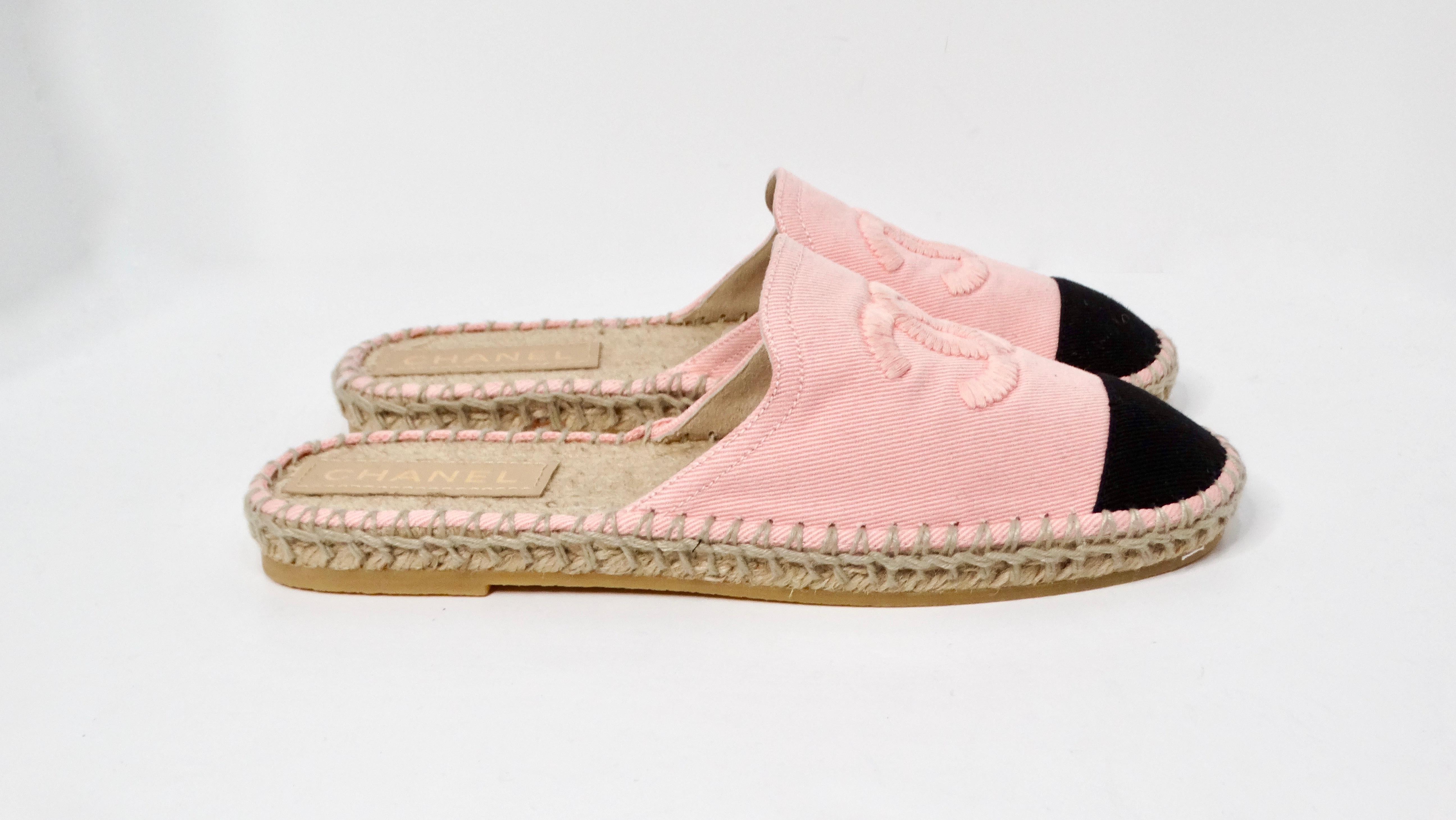 Introducing the exquisite Chanel Pink Denim Interlocking CC Logo Espadrille Mules, a perfect blend of comfort and luxury. These chic slip-on mules feature a soft pink denim exterior that exudes a fresh, fashionable vibe, while the inner toe area is
