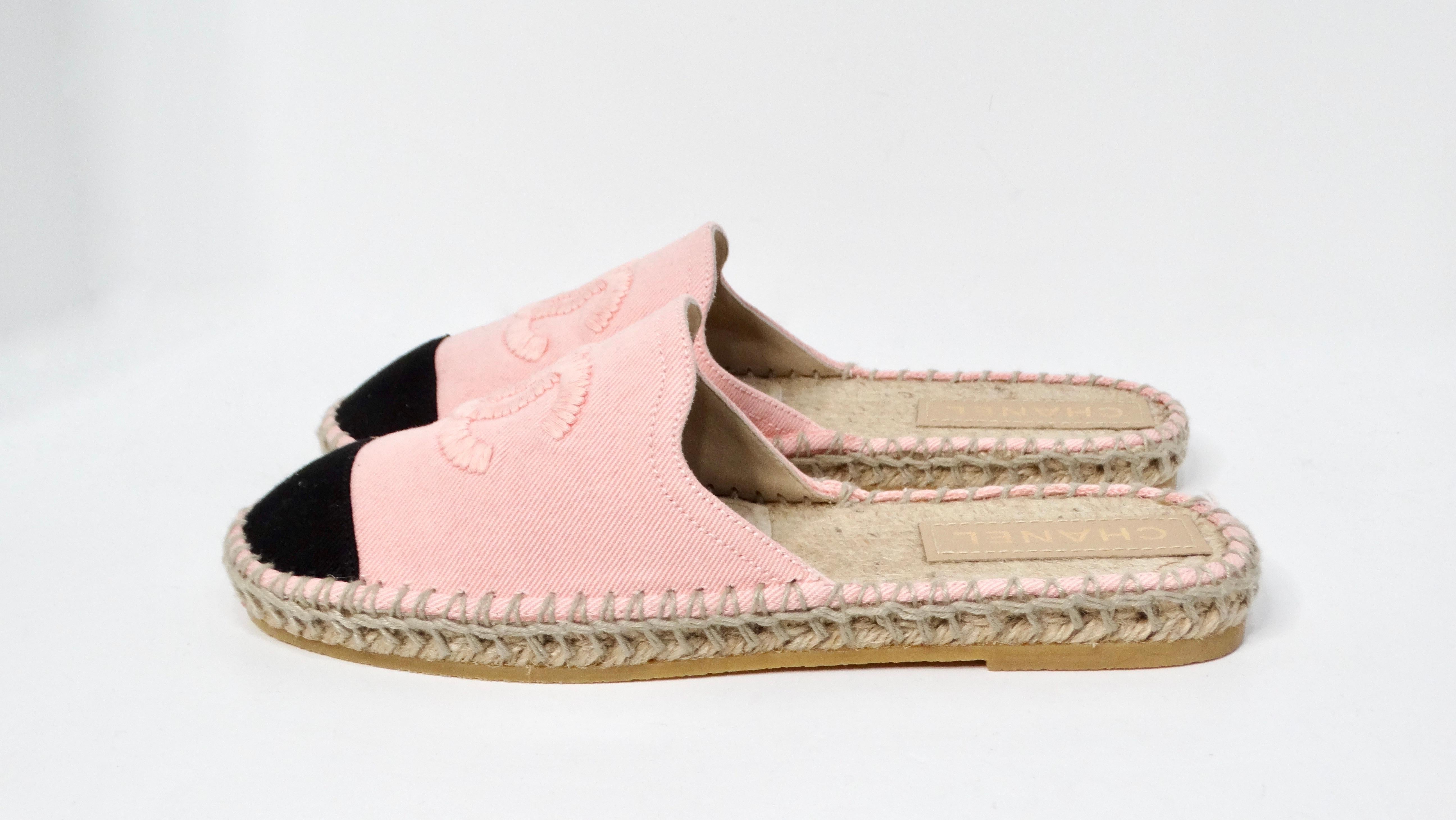 Chanel Pink Denim Interlocking CC Logo Espadrille Mules In Good Condition For Sale In Scottsdale, AZ