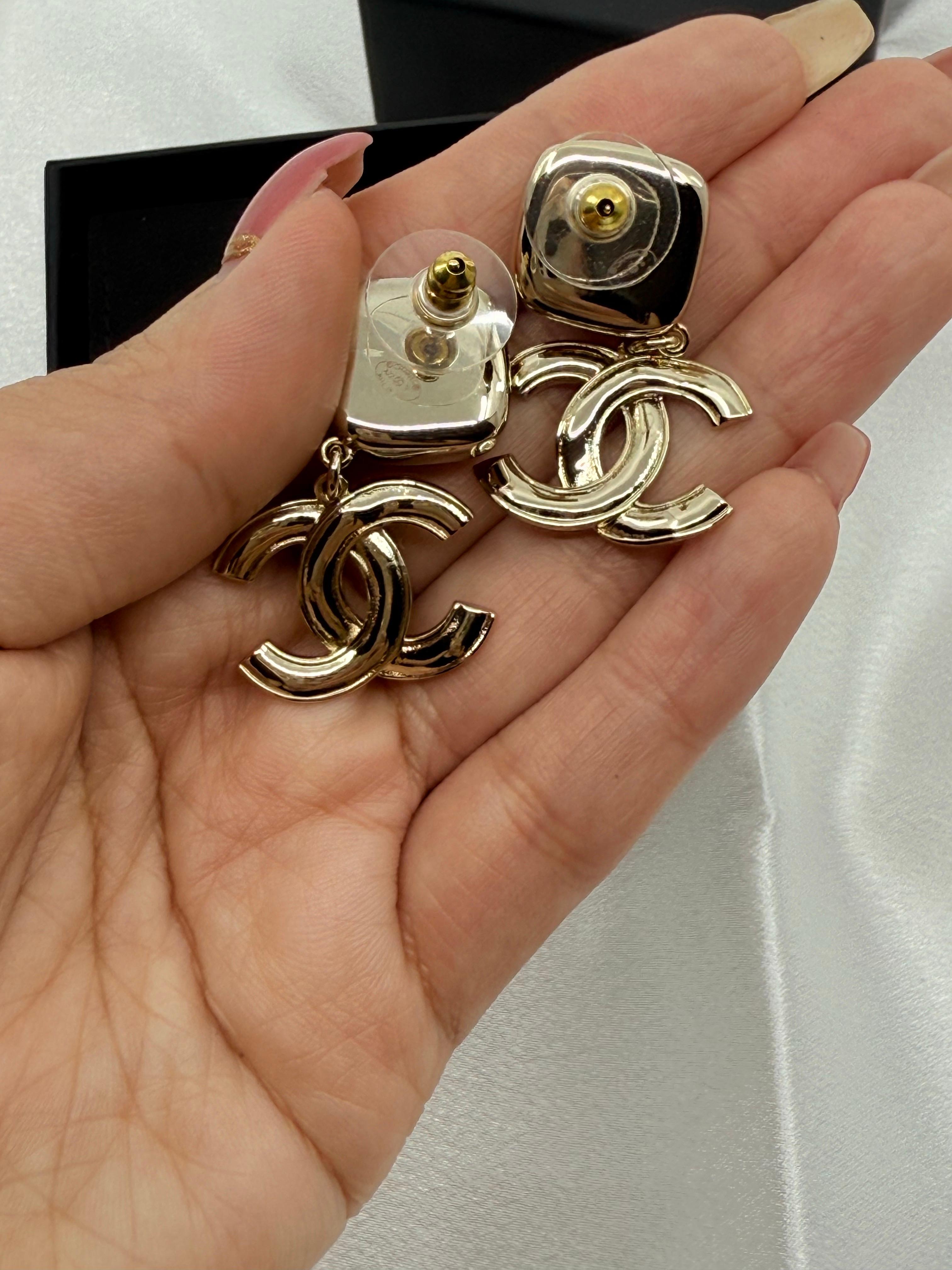 Chanel Pink Enamel Gold CC Dangle Statement Earrings in vendita 6