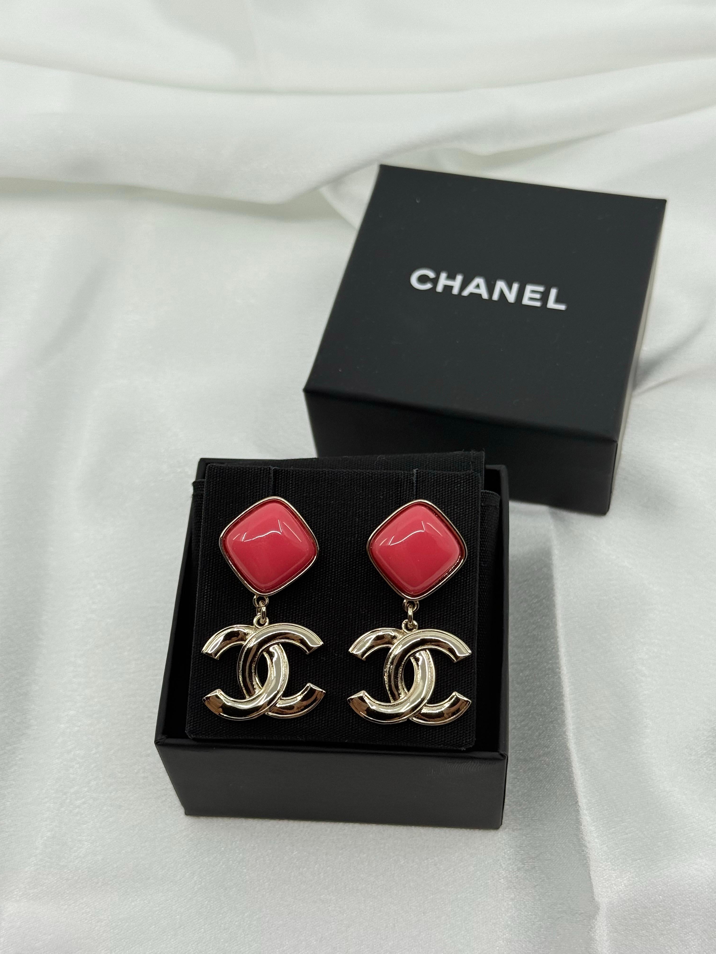 Chanel Pink Enamel Gold CC Dangle Statement Earrings in vendita 8