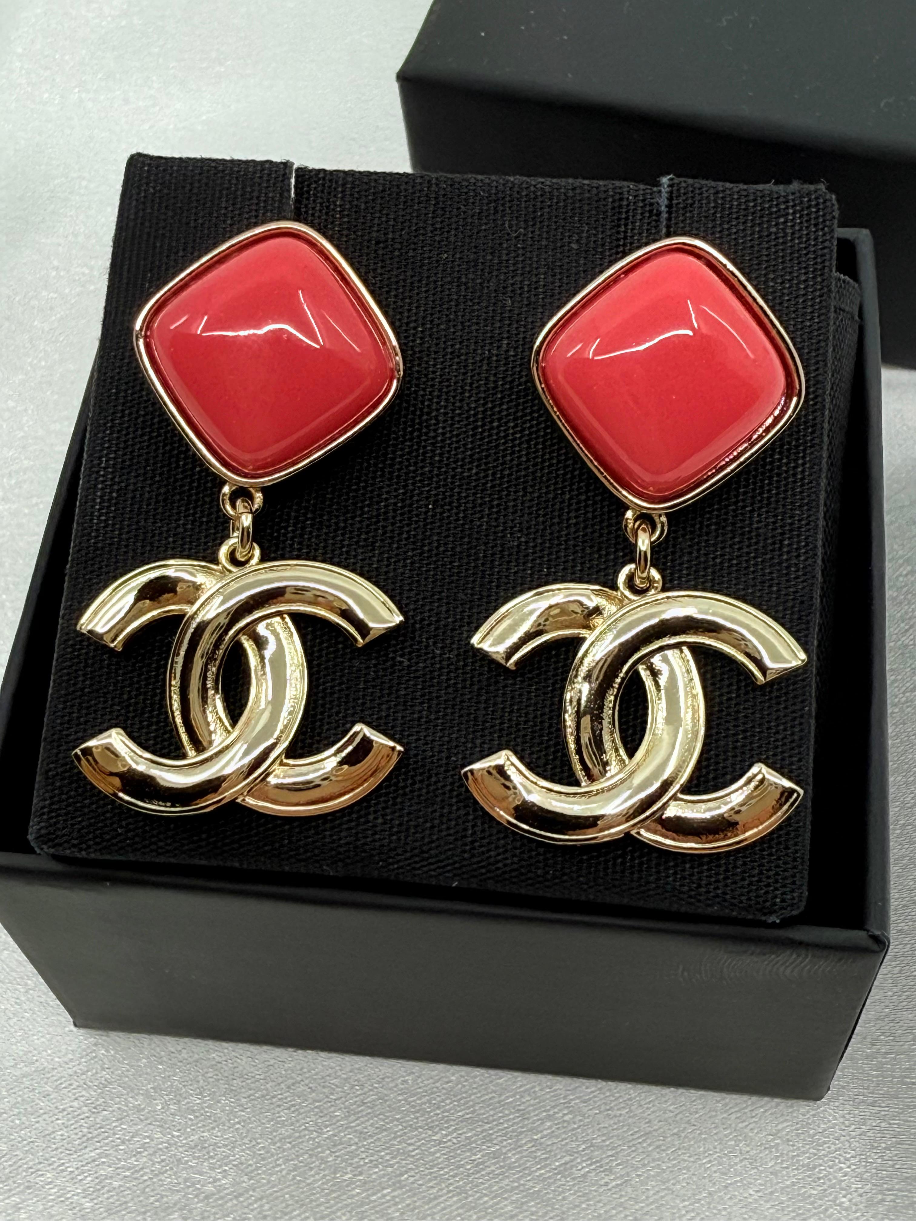 DETAILS:
Hallmark: CHANEL
Made in Italy
2022 Collection
The earrings are in good condition showing minimal wear
Comes with box and pouch

IMPORTANT INFORMATION:
This item is a pre-owned piece. We have made every effort to accurately describe and
