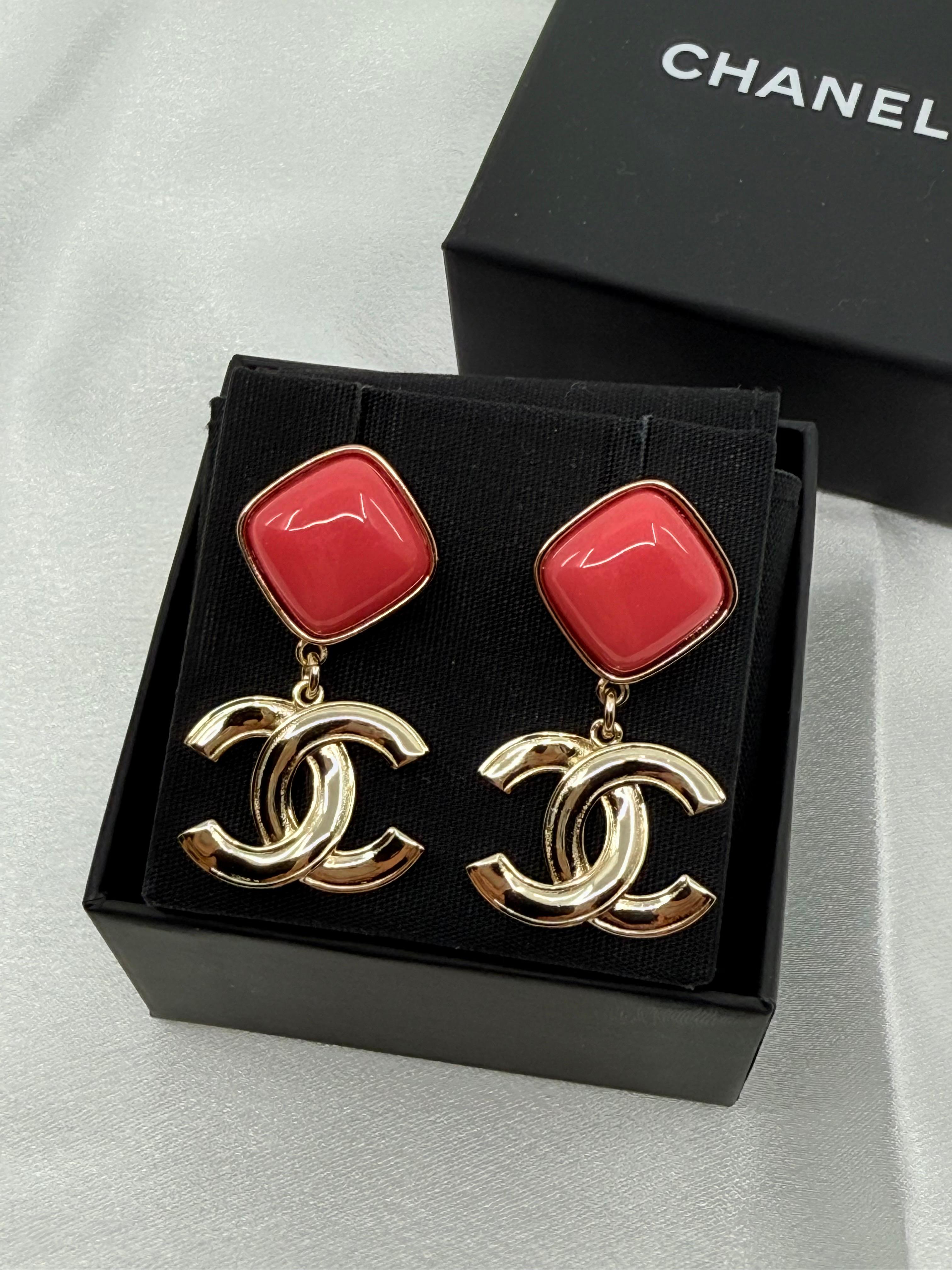 Chanel Pink Enamel Gold CC Dangle Statement Earrings In condizioni buone in vendita a Bellevue, WA