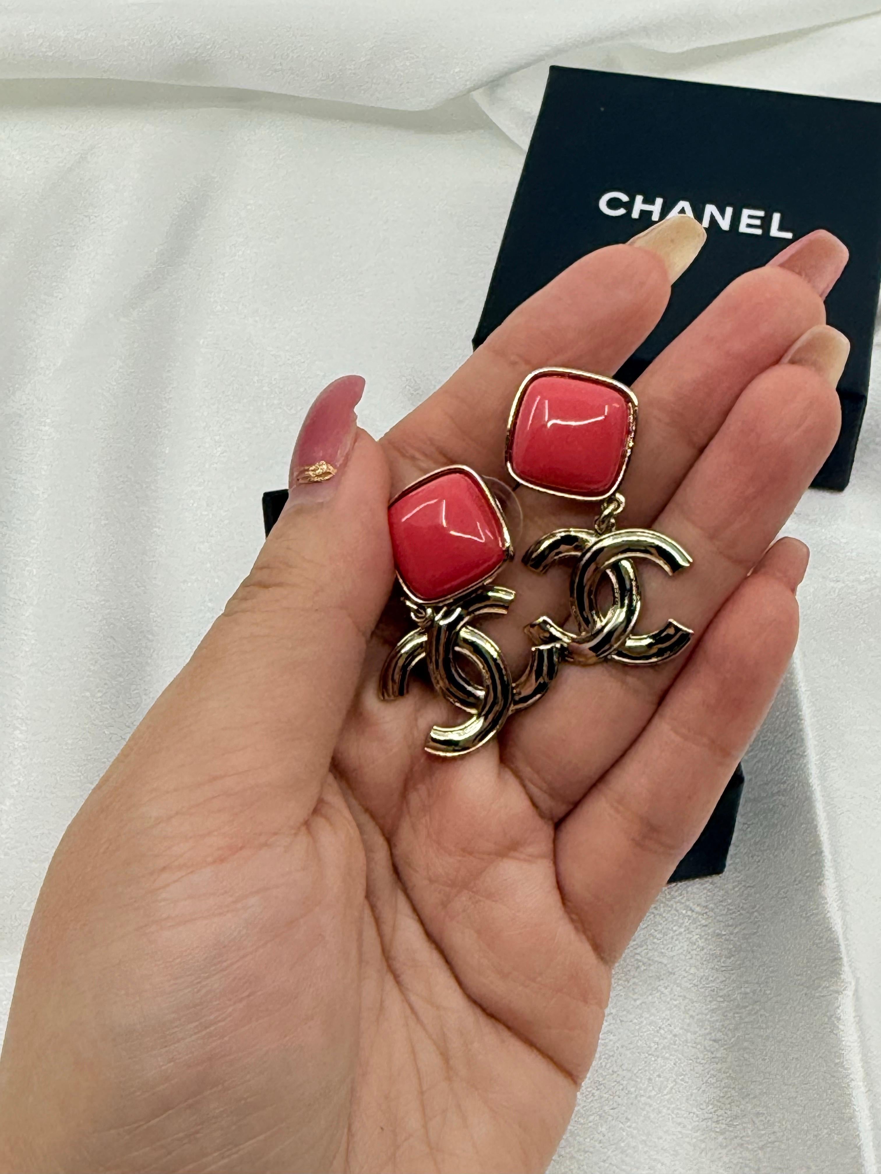 da uomo o donna Chanel Pink Enamel Gold CC Dangle Statement Earrings in vendita