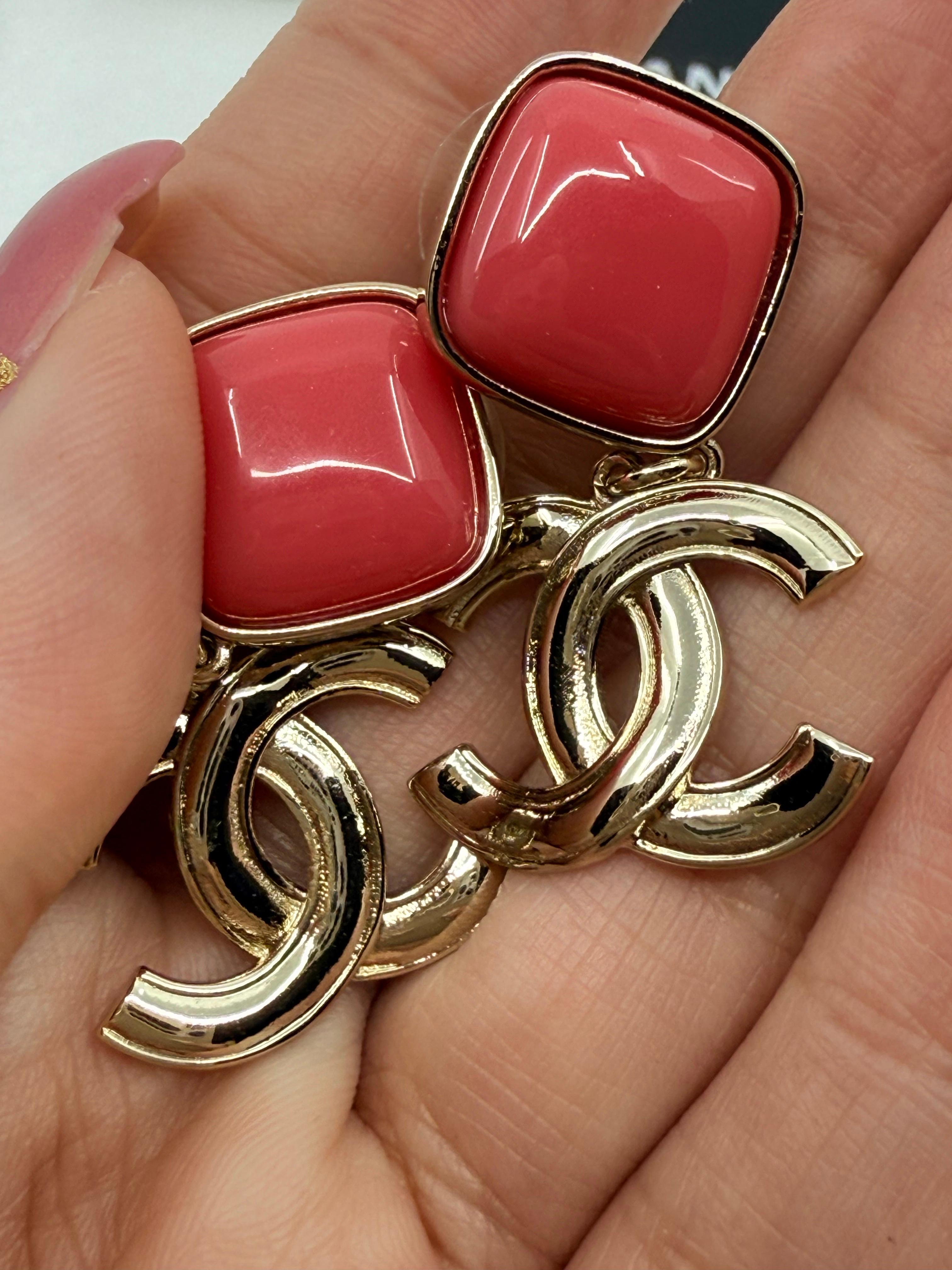Chanel Pink Enamel Gold CC Dangle Statement Earrings in vendita 1