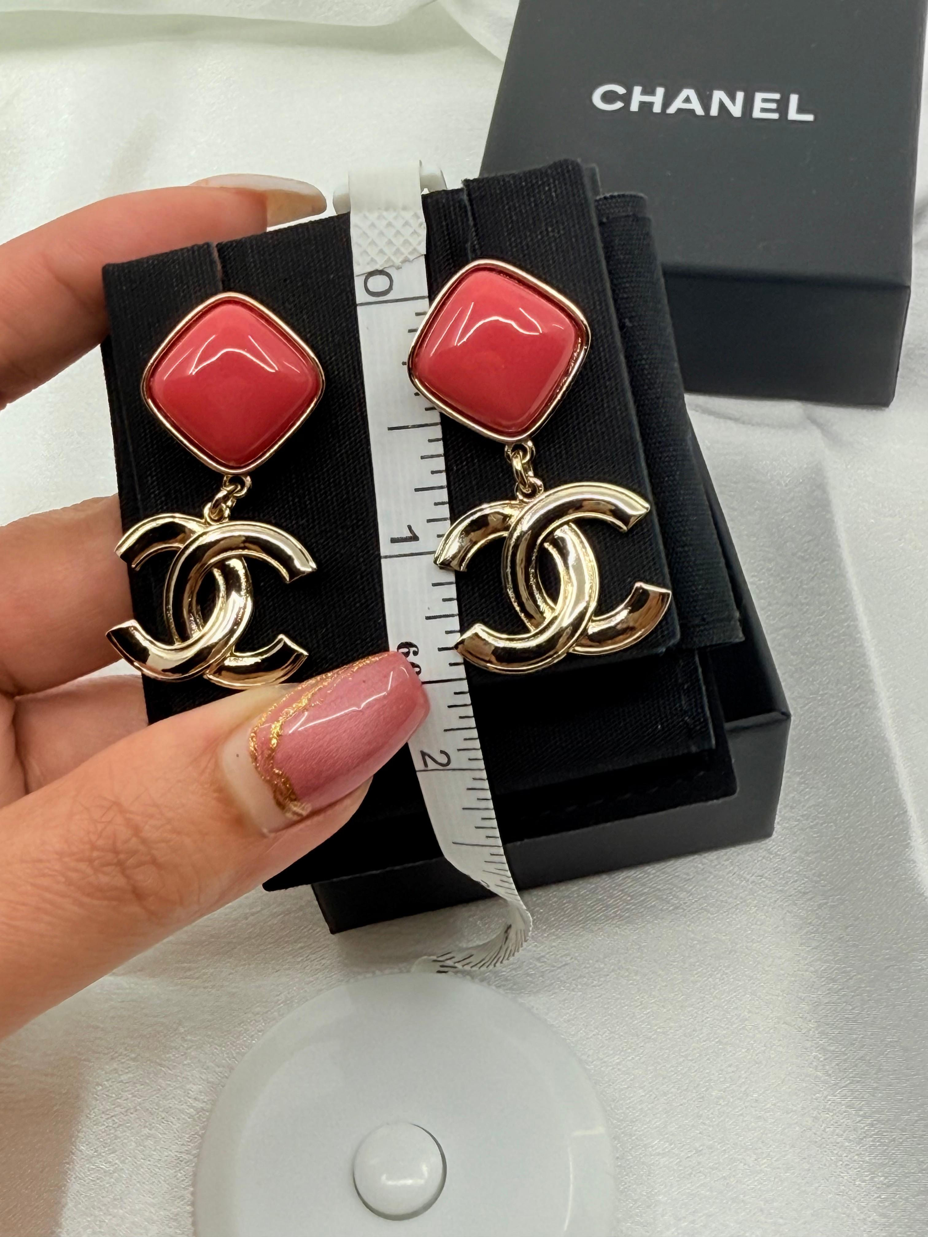 Chanel Pink Enamel Gold CC Dangle Statement Earrings in vendita 3