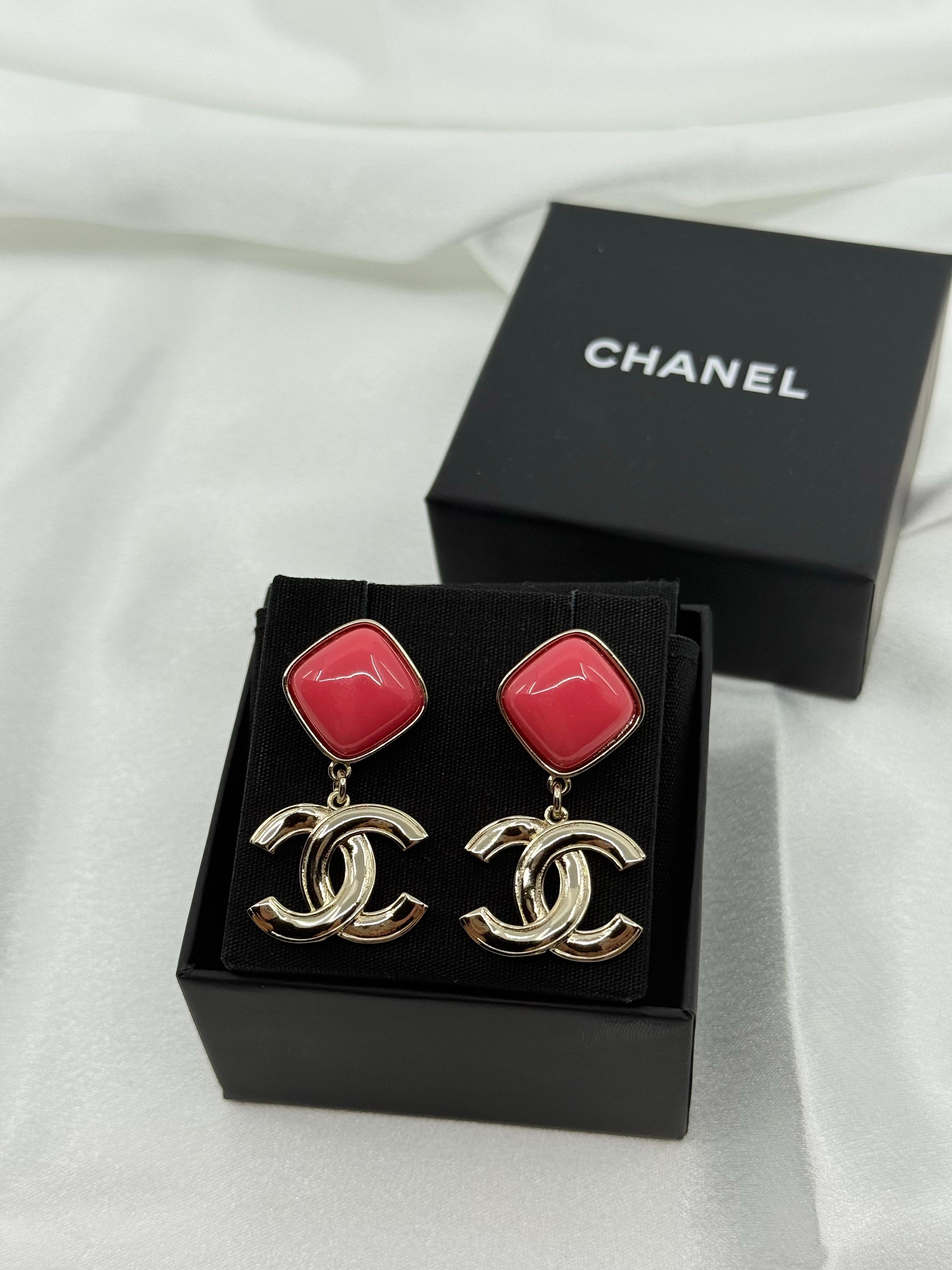 Chanel Pink Enamel Gold CC Dangle Statement Earrings in vendita 4