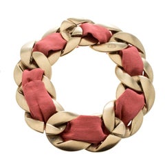 Chanel - Bracelet en tissu rose et chaîne à maillons en métal doré