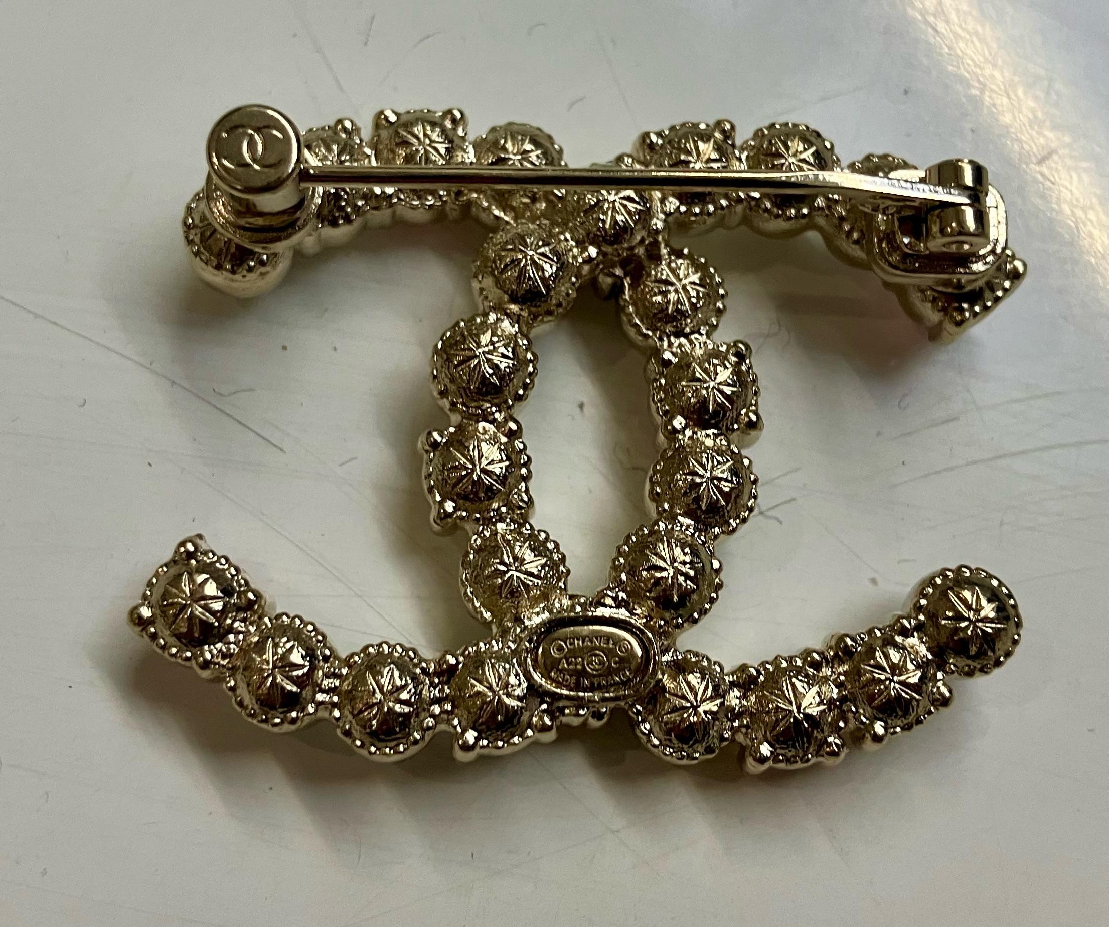 Women's Chanel Pink Faux-Pearl Crystal Embellished CC Brooch For Sale