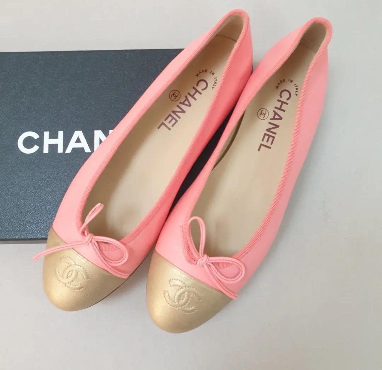 These classic and versatile Chanel Cap Toe CC Ballet Flats are iconic and must-haves for any fashionista. Luxurious smooth coral pink leather uppers with gold leather cap toes and a small embroidered CC logo and grosgrain fabric trim set these