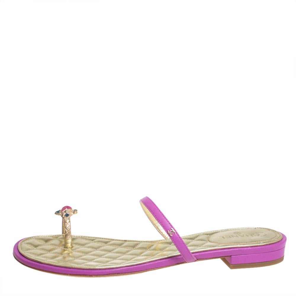 Admired for its exquisite craftsmanship, Chanel displays some of the best sandals for all occasions. Crafted from pink and gold leather, these flat sandals are a splendid example of luxury and class. They feature embellished toe rings and the iconic