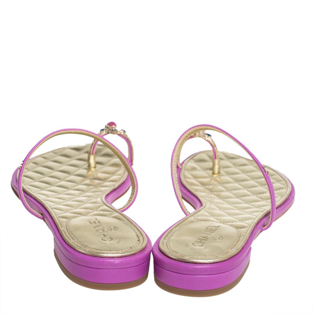Chanel Pink/Gold Leather Embellished Toe Ring Flat Sandals Size 38 In Excellent Condition In Dubai, Al Qouz 2