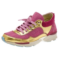 Chanel Pink/Gold Tweed Fabric And Patent Leather CC Lace Up Sneakers Taille 38