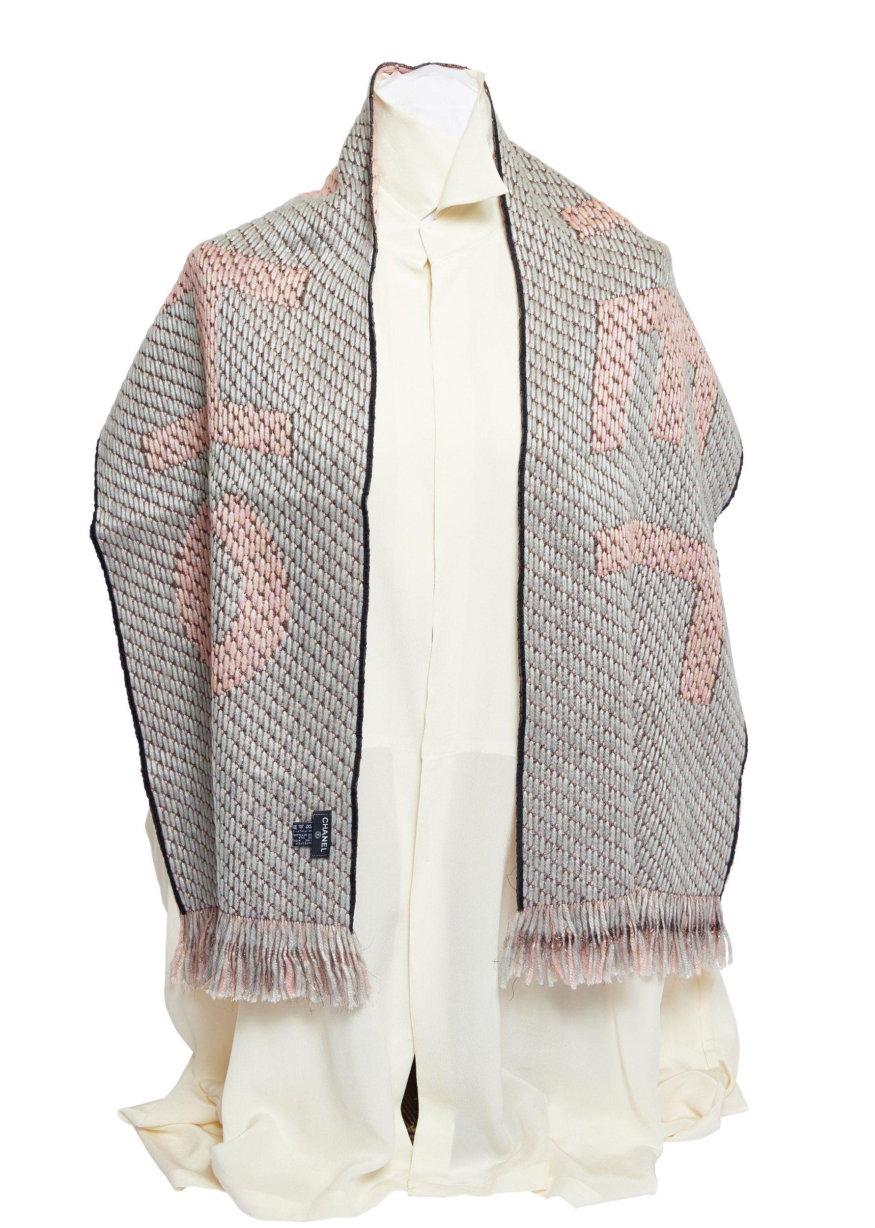 Sciarpa Chanel nuova di zecca in rosa e grigio. Il materiale lurex conferisce al capo un aspetto metallico, per cui puoi indossarlo sia di giorno che di sera. La scritta Chanel è presente su tutto il foulard e puoi indossarlo da entrambi i lati. O