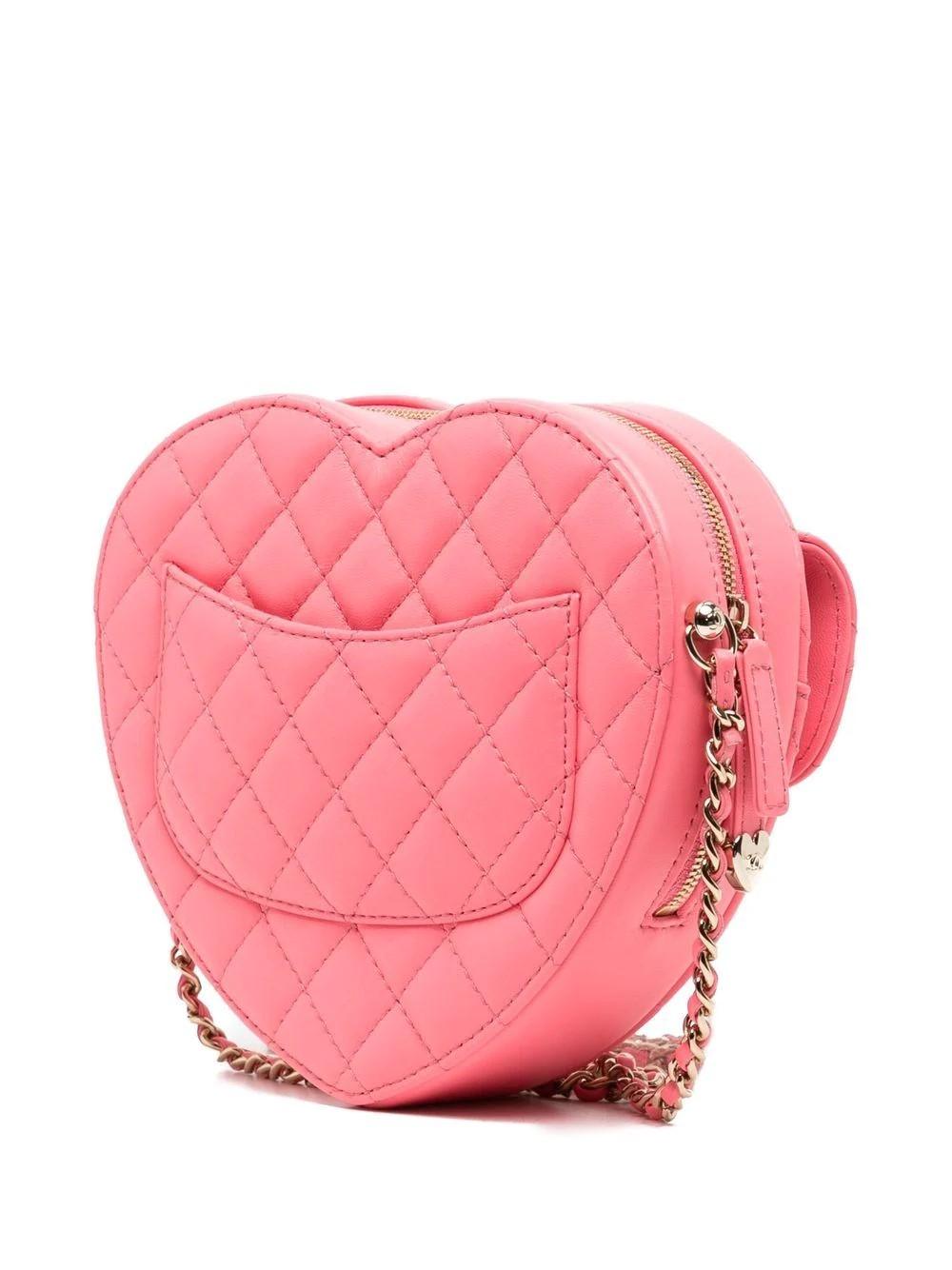 Diese luxuriöse Pink Heart Bag aus der Chanel SS22-Kollektion besticht durch ihr einzigartiges Design und die wunderschöne Lederverarbeitung. Mit ihrer weichen und geschmeidigen Rautensteppung, einem Schulterriemen aus Kettengliedern, einem