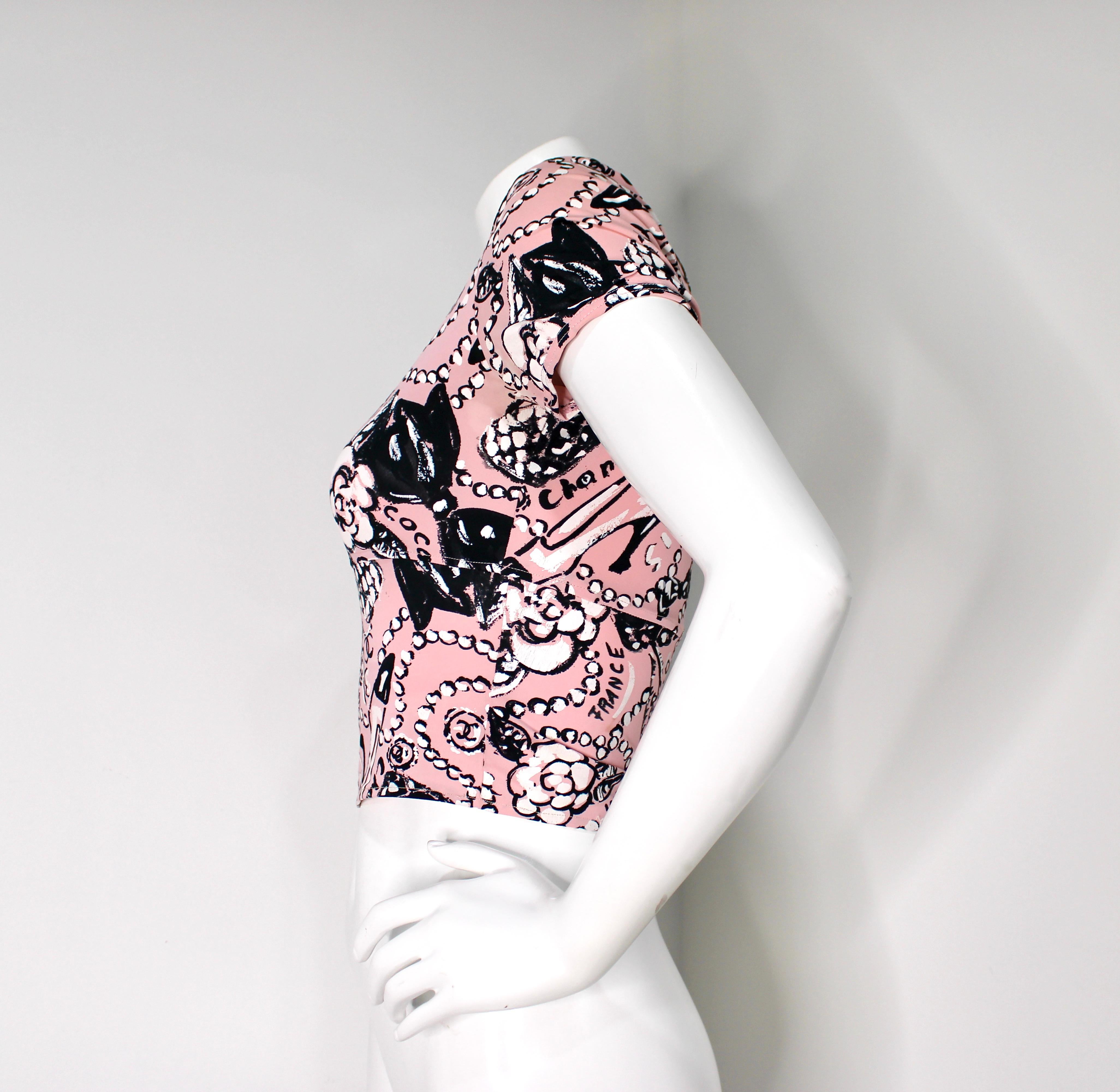 De las mujeres Chanel Pink Iconic Graphic Print Swim Crop Top circa 1993 en venta