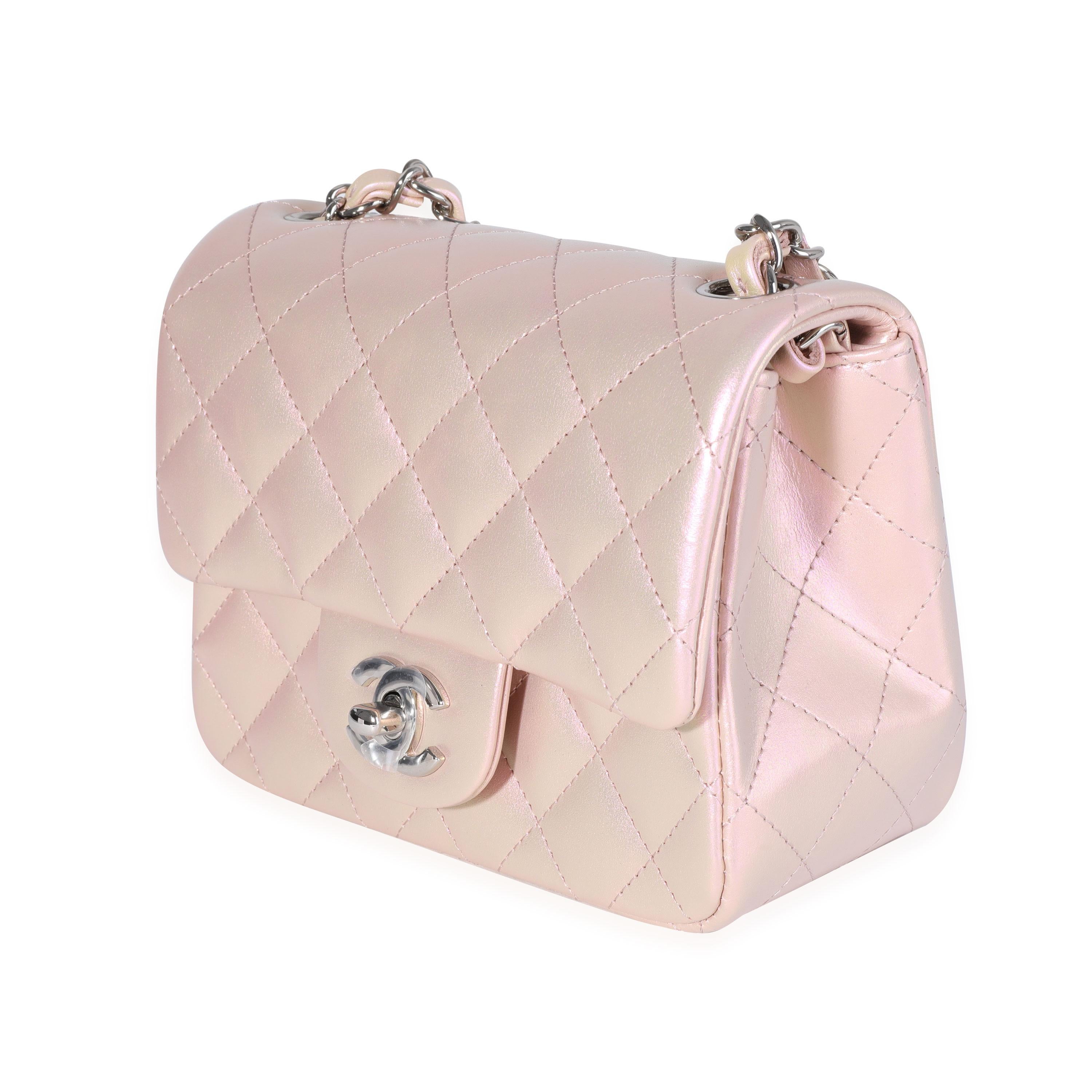 Borsa Chanel rosa iridescente trapuntata in pelle di vitello quadrata Mini Classic Flap In condizioni ottime a New York, NY