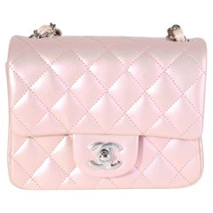 Rosa schillernde quadratische Mini Classic Flap Bag aus gestepptem Kalbsleder von Chanel