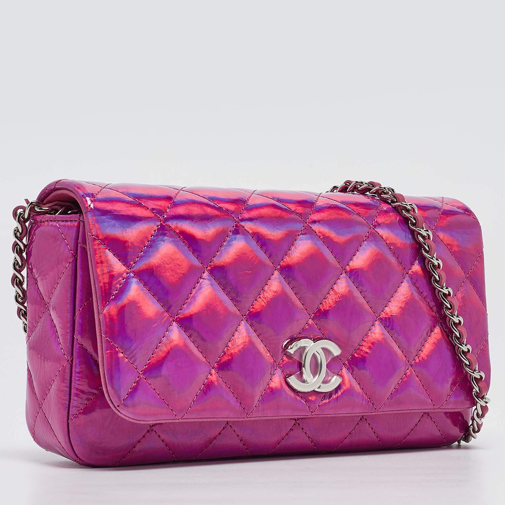Chanel Pink Iridescent Quilted Patent Leather CC Chain Clutch In New Condition In Dubai, Al Qouz 2