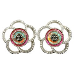 Chanel, grandes boucles d'oreilles à clips en argent rose irisé avec fleur de camélia CC