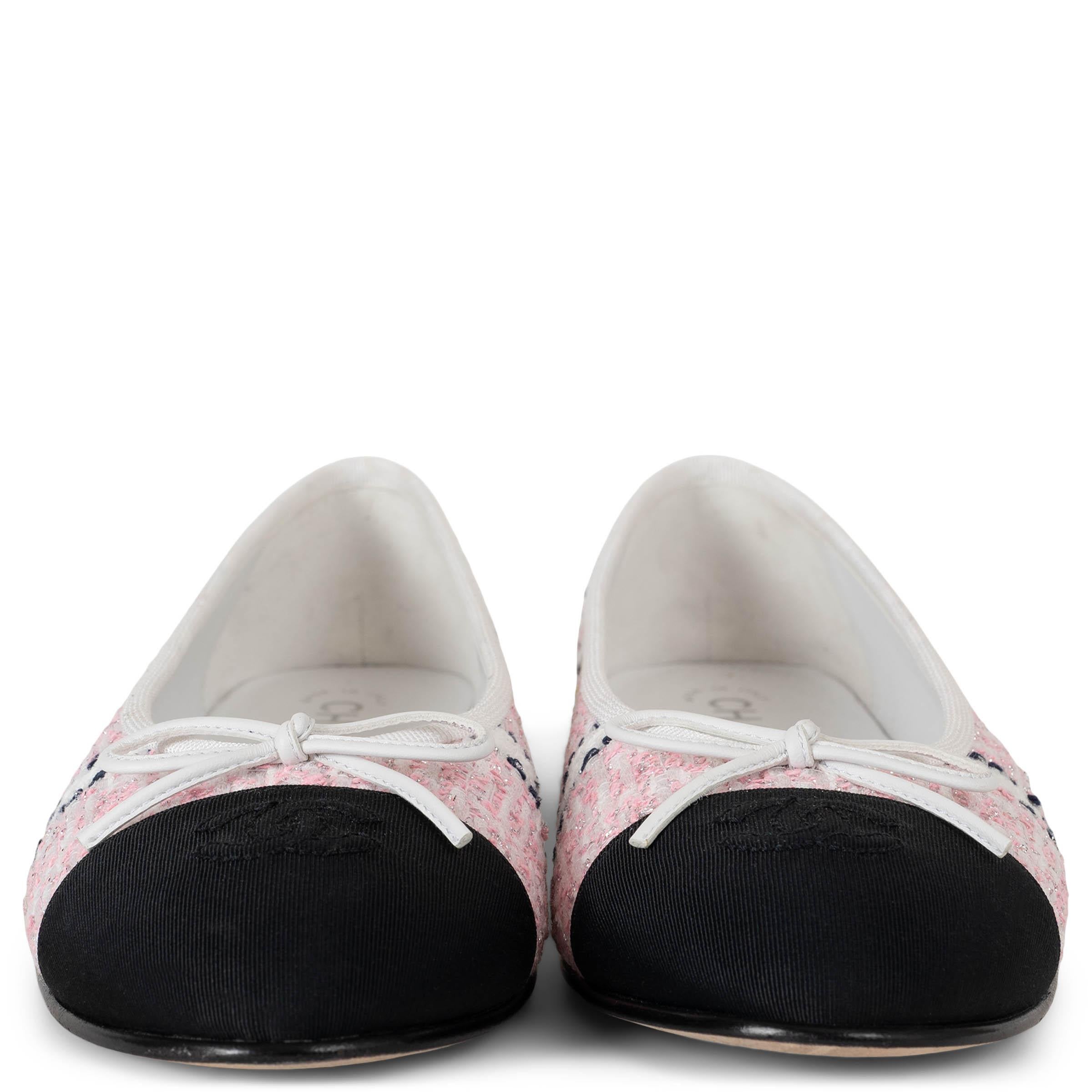 Queste ballerine Chanel Classic 100% autentiche in tweed rosa chiaro cangiante con strisce bianche e multicolore incarnano un'eleganza senza tempo con un tocco giocoso. Con la punta a mandorla, presentano un delicato bordo in gros-grain bianco, un