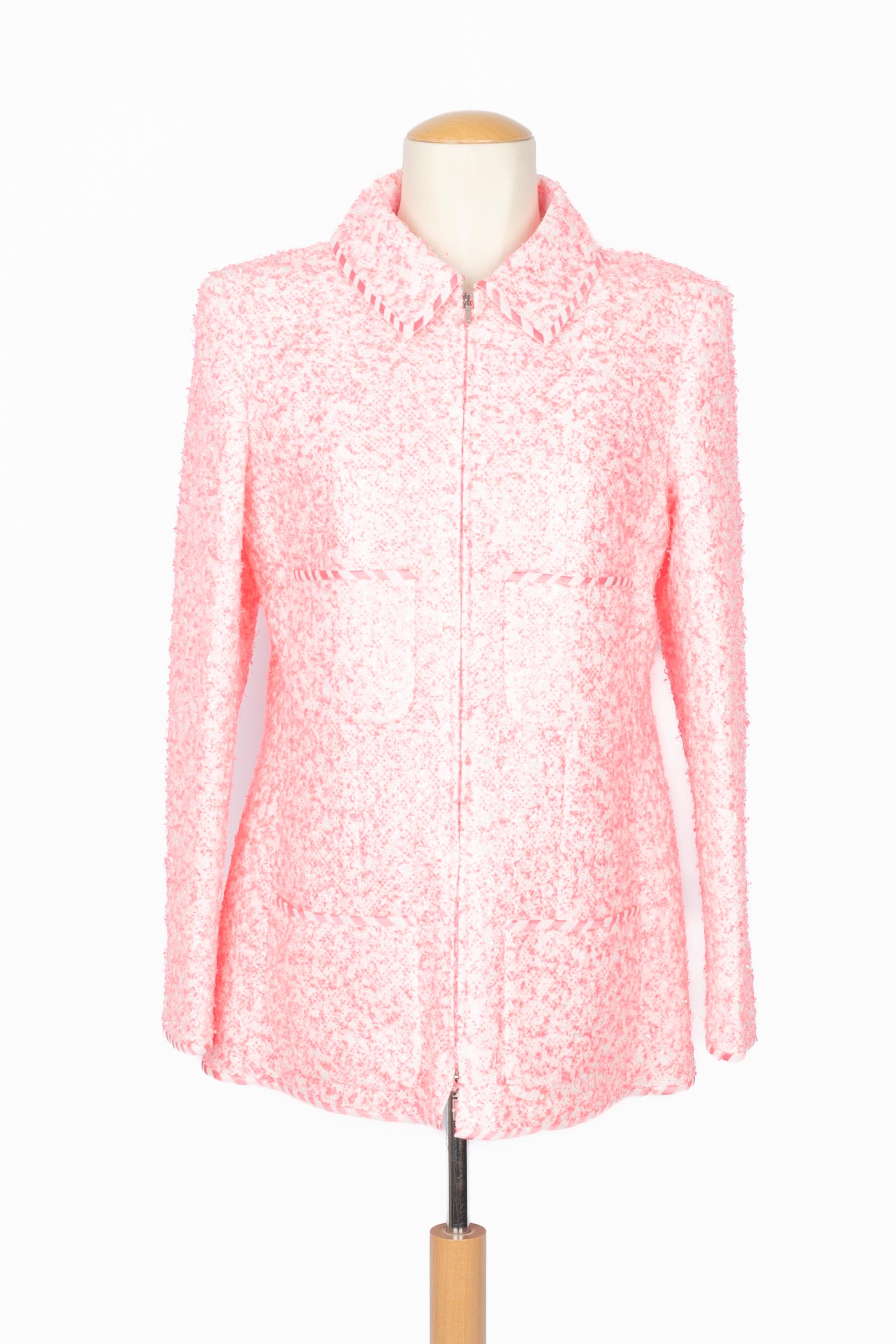 CHANEL - (Made in France) Giacca in poliammide bianca impreziosita da rafia rosa e trasparente. Dettagli e fodera in seta a righe. Taglia 42FR. Collezione primavera-estate 2020 sotto la direzione artistica di Virginie Viard.

Condizioni:
Ottime