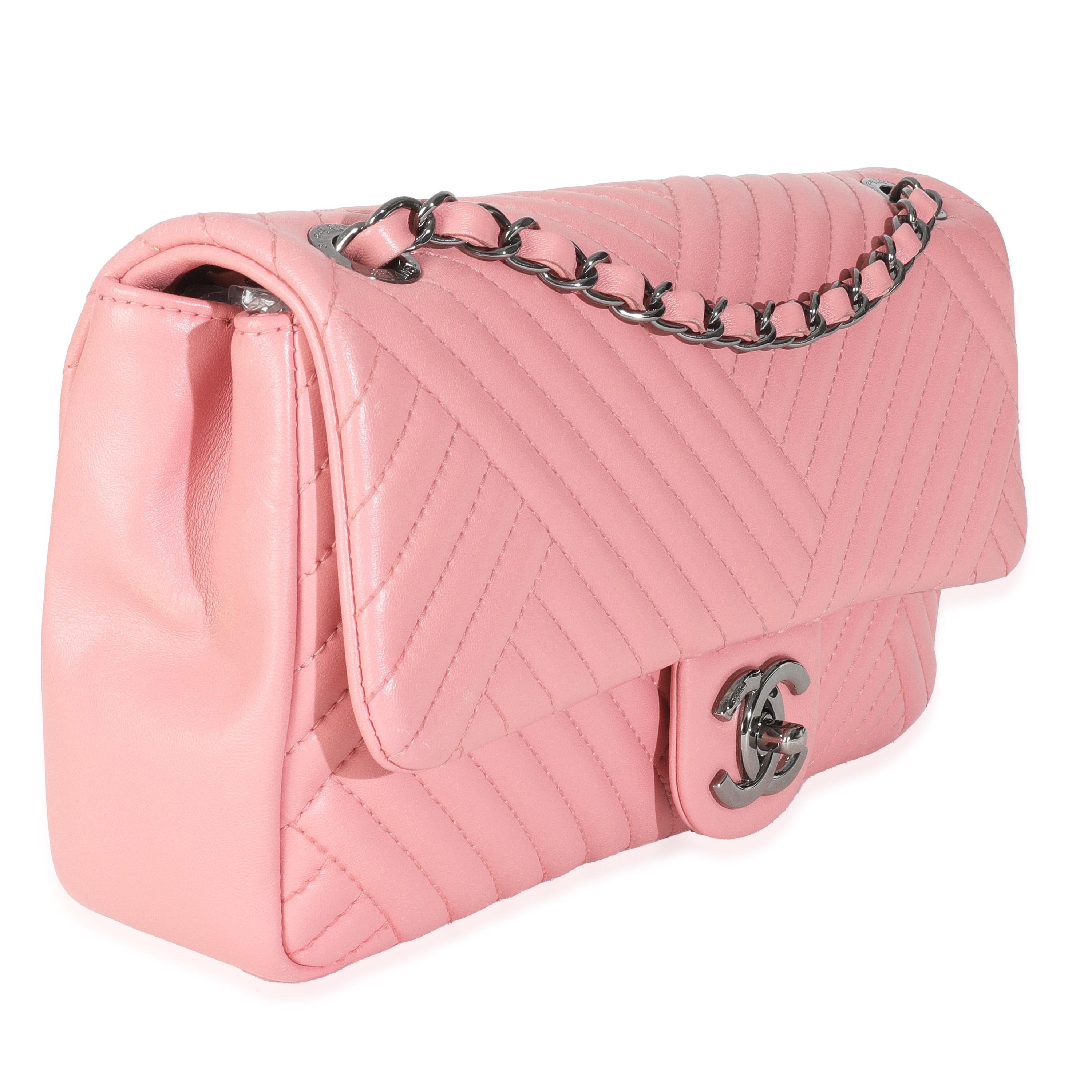 Titre de la liste : Chanel - Sac à rabat CC moyen en cuir d'agneau rose
SKU : 147108
Condit : Usagé 
Description de l'état : Un classique intemporel qui ne se démode jamais, le sac à rabat de Chanel date de 1955 et a connu un certain nombre de mises