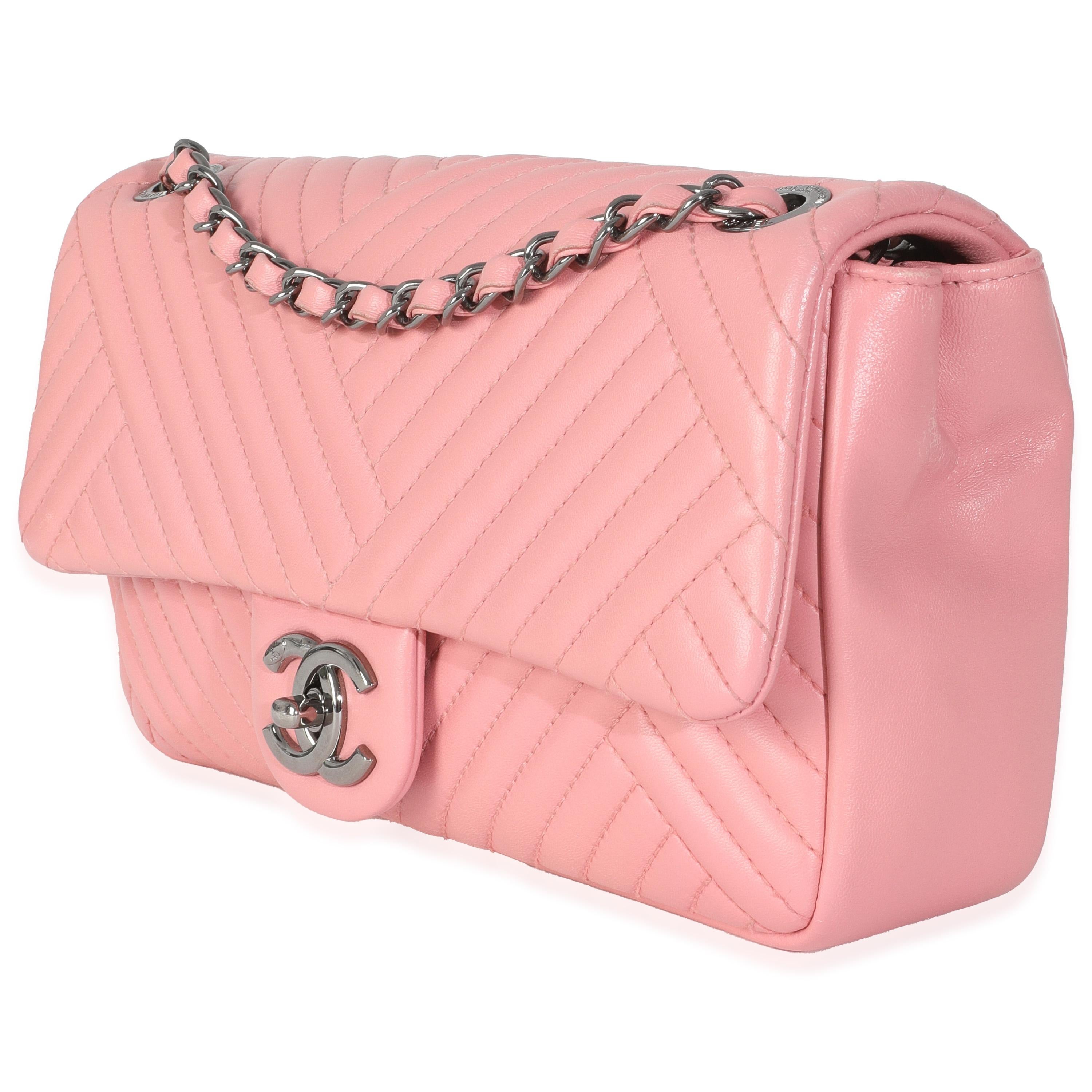 Rose Chanel - Sac à bandoulière CC moyen en cuir d'agneau rose en vente