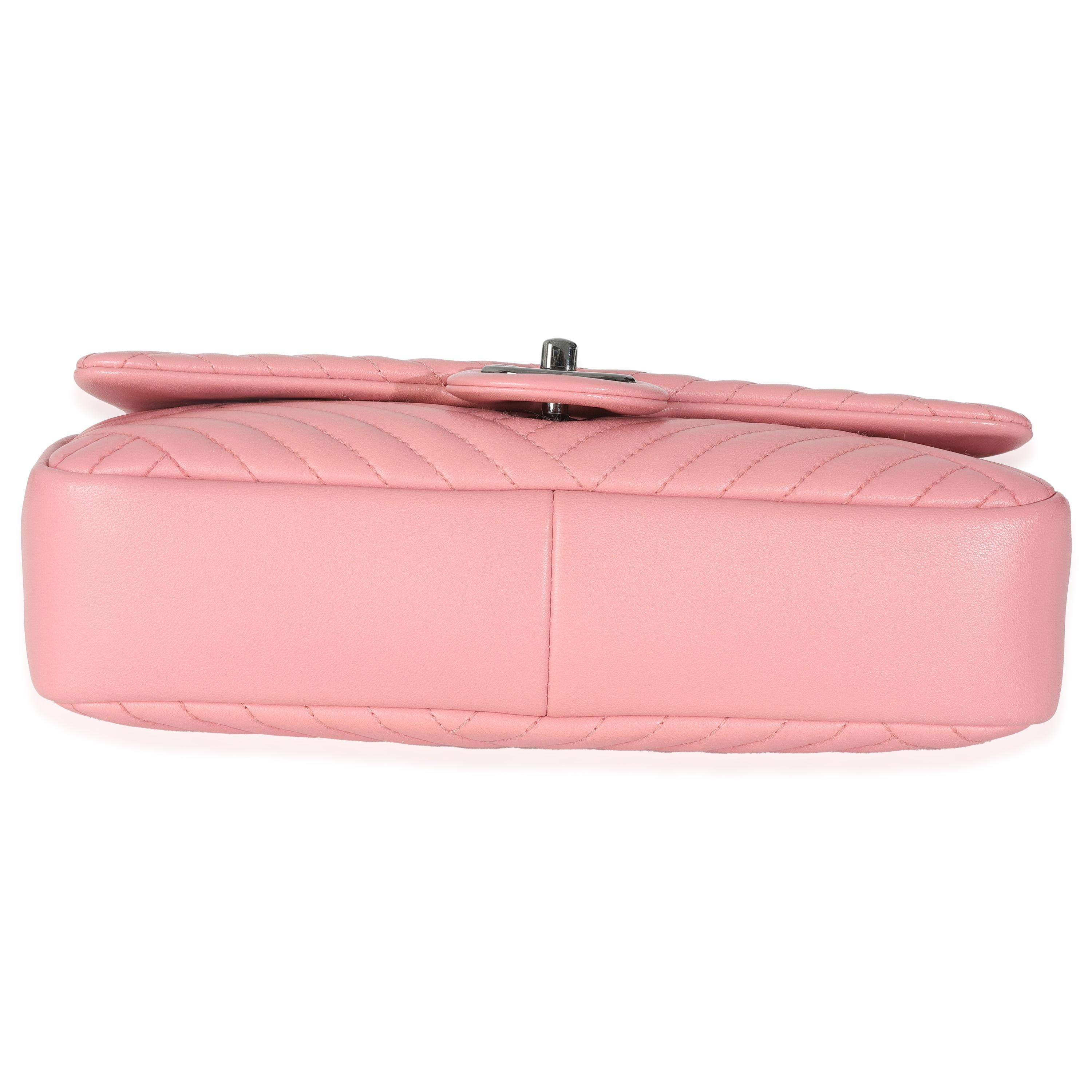 Chanel - Sac à bandoulière CC moyen en cuir d'agneau rose Excellent état - En vente à New York, NY