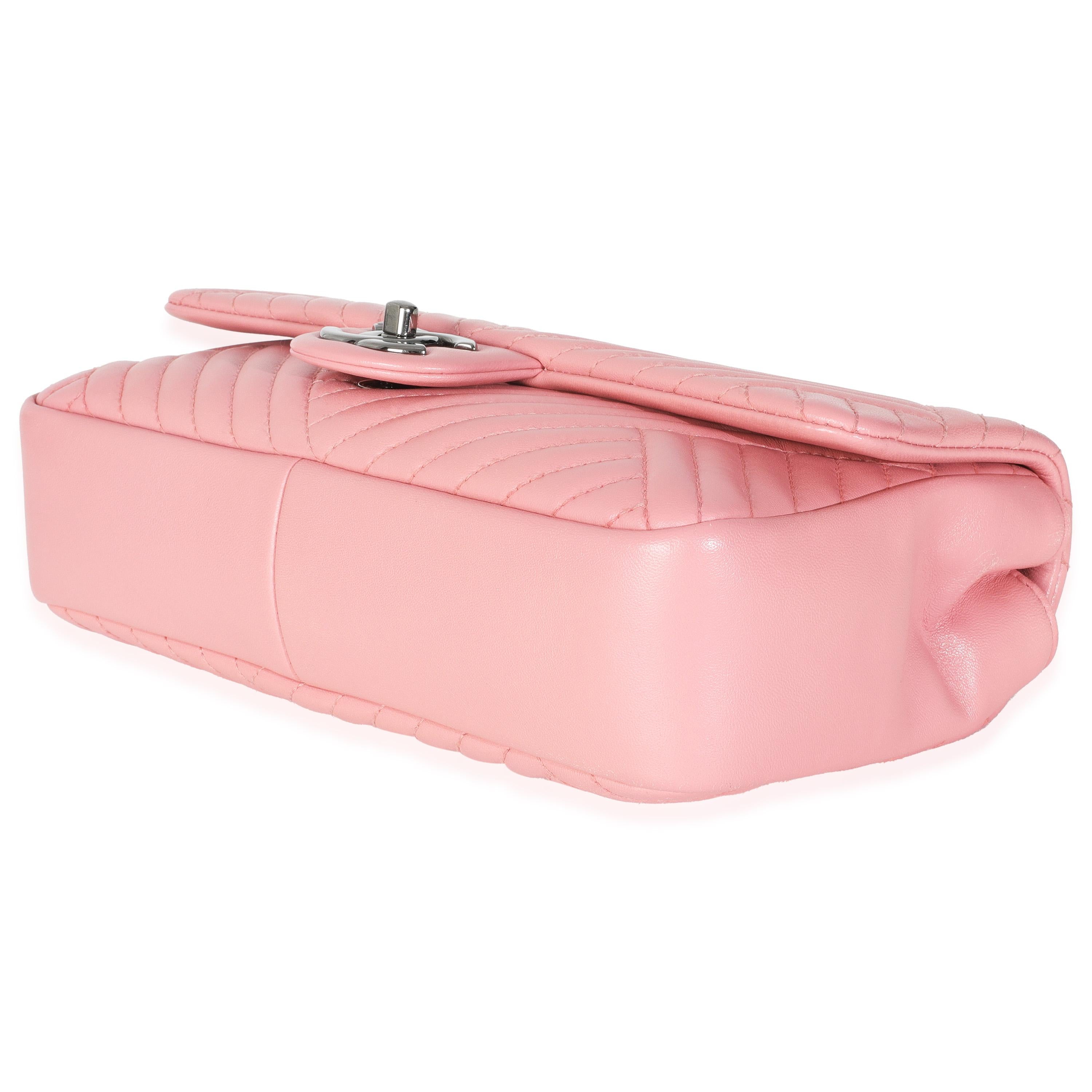 Chanel - Sac à bandoulière CC moyen en cuir d'agneau rose en vente 1