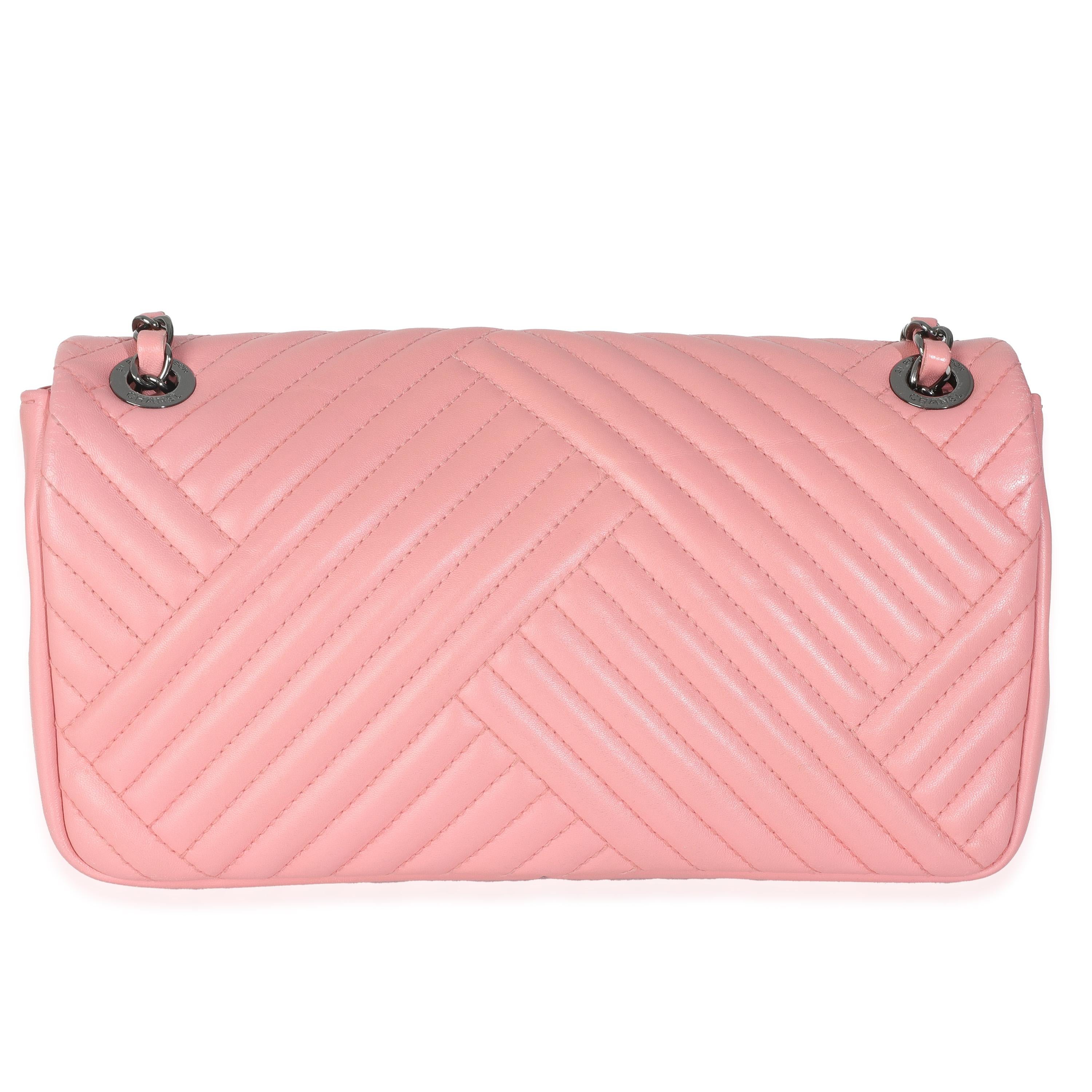 Chanel - Sac à bandoulière CC moyen en cuir d'agneau rose en vente 2