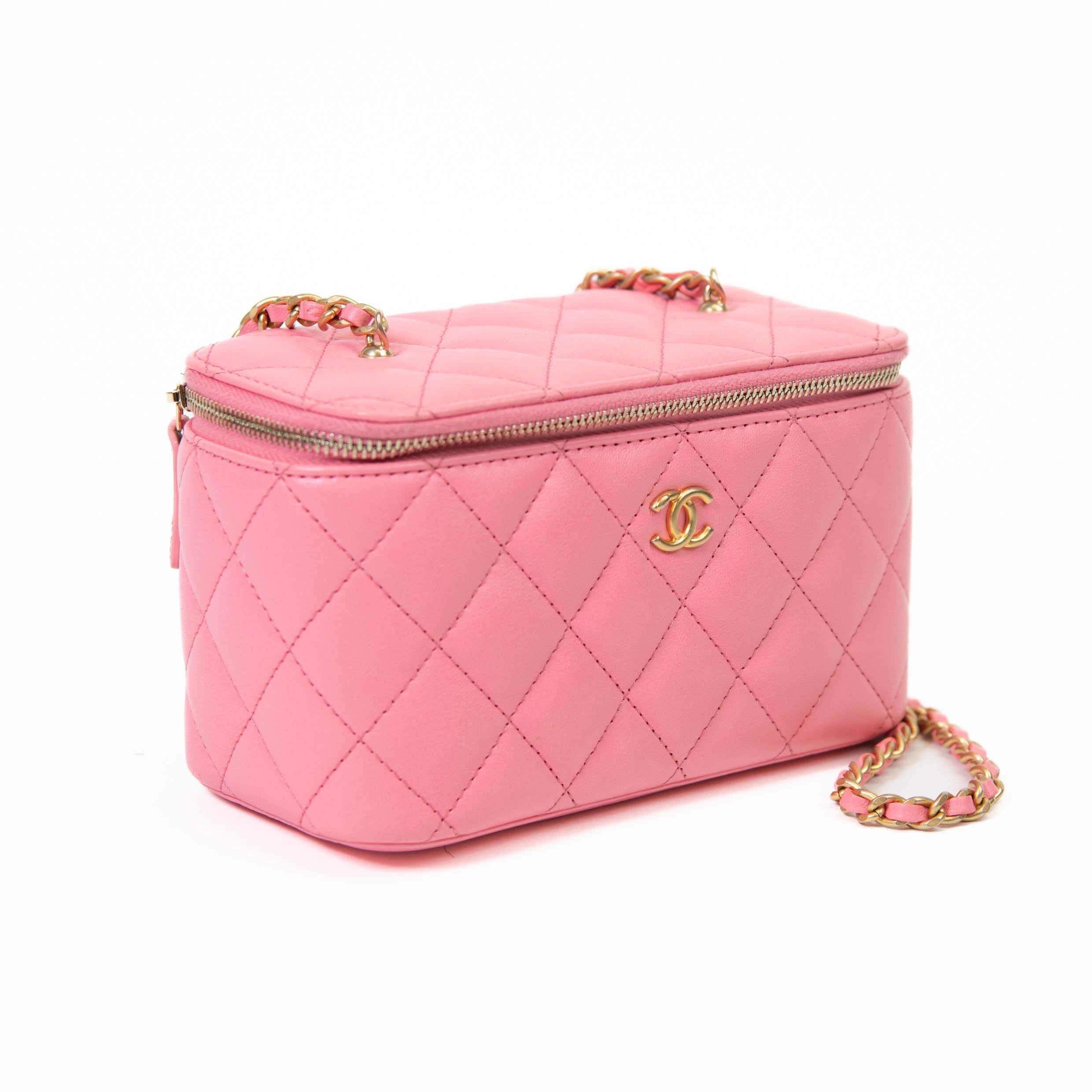100% Authentic 

This stylish crossbody is crafted of luxurious diamond quilted lambskin leather in pink. It features a leather threaded aged gold chain-link shoulder strap and aged gold hardware. The handbag features a 3/4 wrap-around zipper that