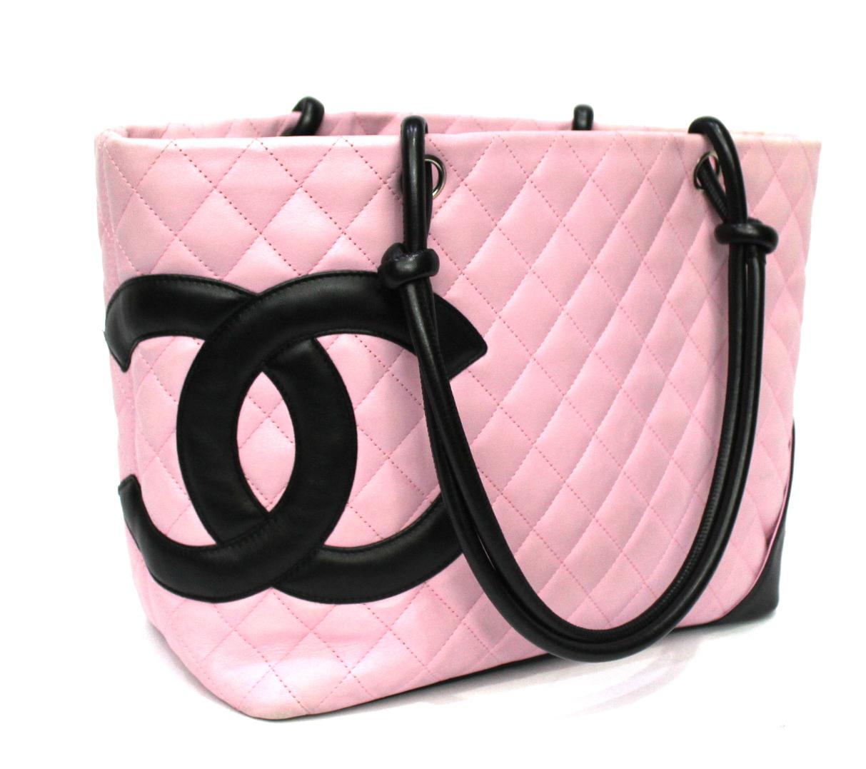 Fantastic Chanel Cambon model shopper bag made of pink and black leather.
Equipped with leather handles, zip closure, very large inside. The bag is in good condition except for slight signs of wear.
