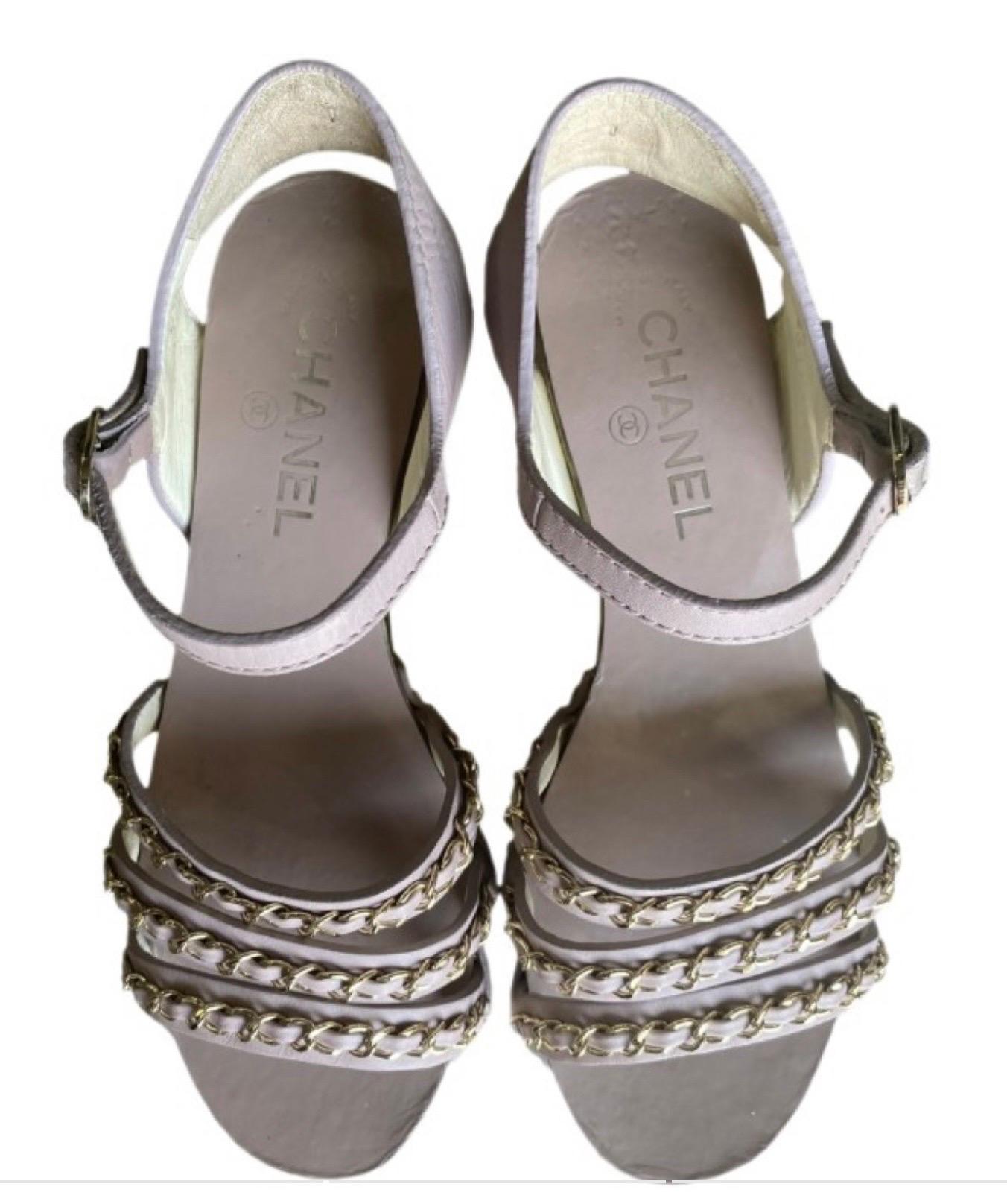 Chanel clogs in pink leather, number 38, with studs and gold-colored metal chains, interesting material of the sole, it is in pearl-effect resin and golden spatulas, the heel measures cm7, while the wedge cm4, the insole measures cm 25 scarce, the