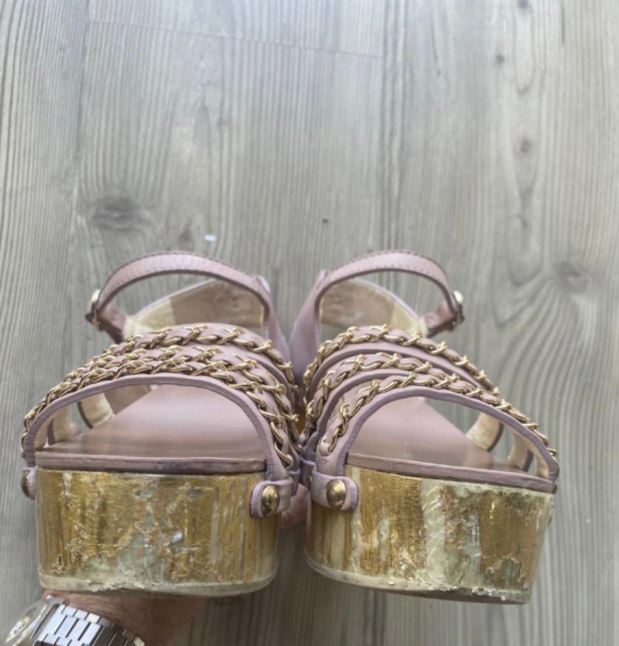 Chanel pink leather Clogs In Excellent Condition For Sale In Carnate, IT