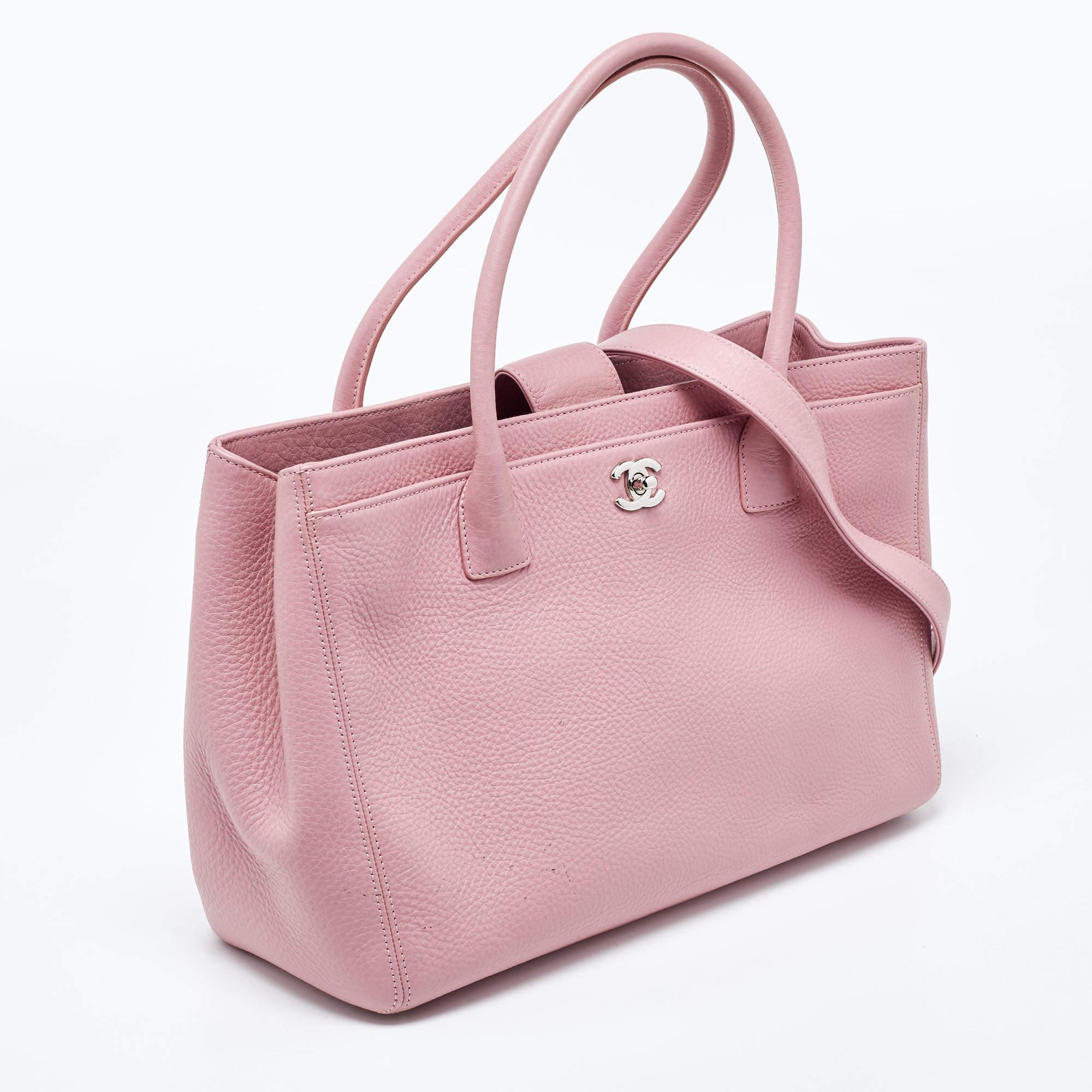 This Cerf tote from Chanel is a perfect blend of function and style. It features a leather construction enhanced with a metal CC logo on the front and dual top handles. It is equipped with a spacious interior that can easily hold your daily