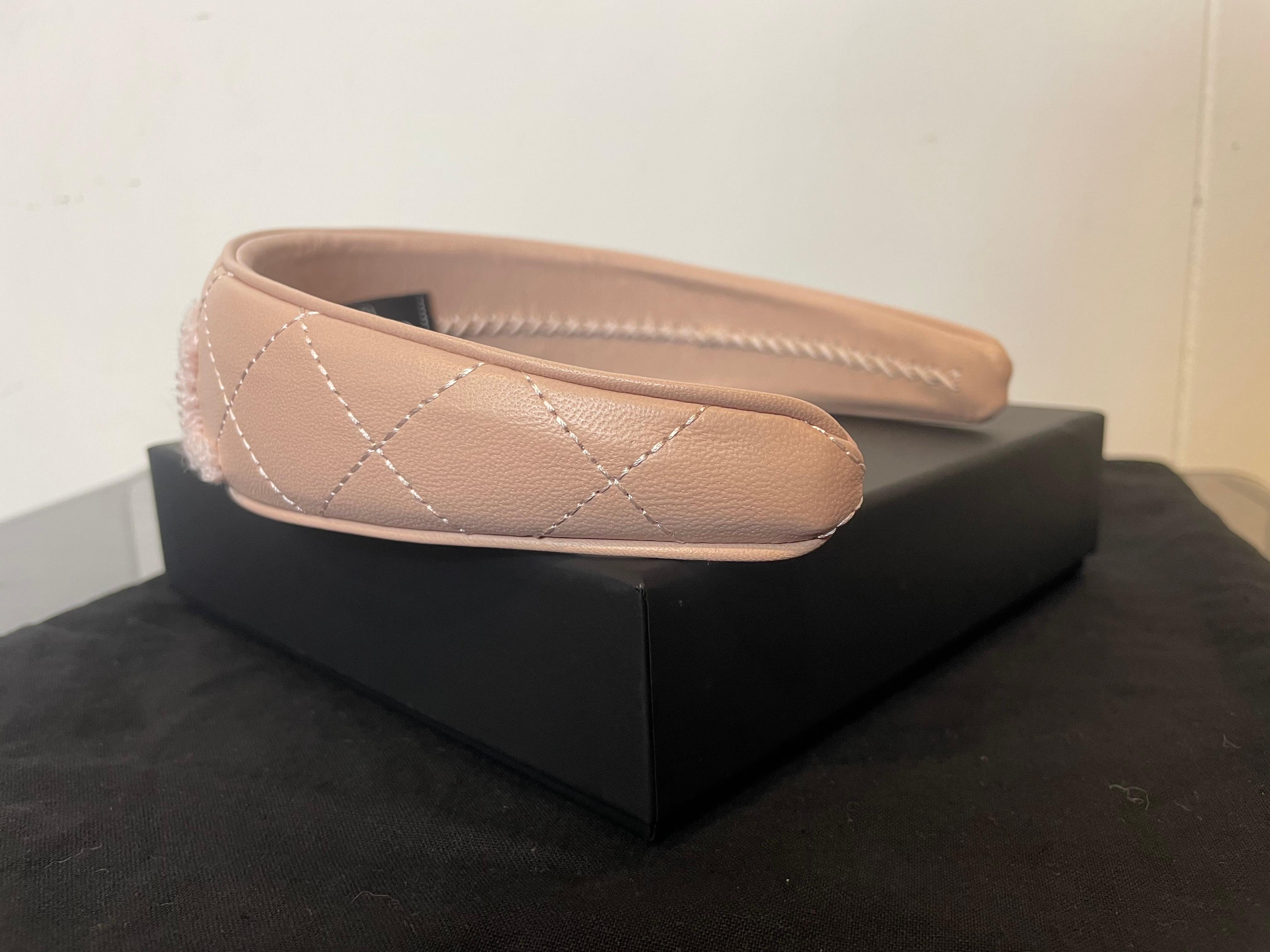 Fascia per capelli in pelle rosa di Chanel In condizioni Nuovo in vendita a Carnate, IT